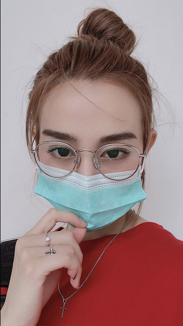 何戀慈宅家裡，自拍防疫影片。 （RED PEOPLE提供）