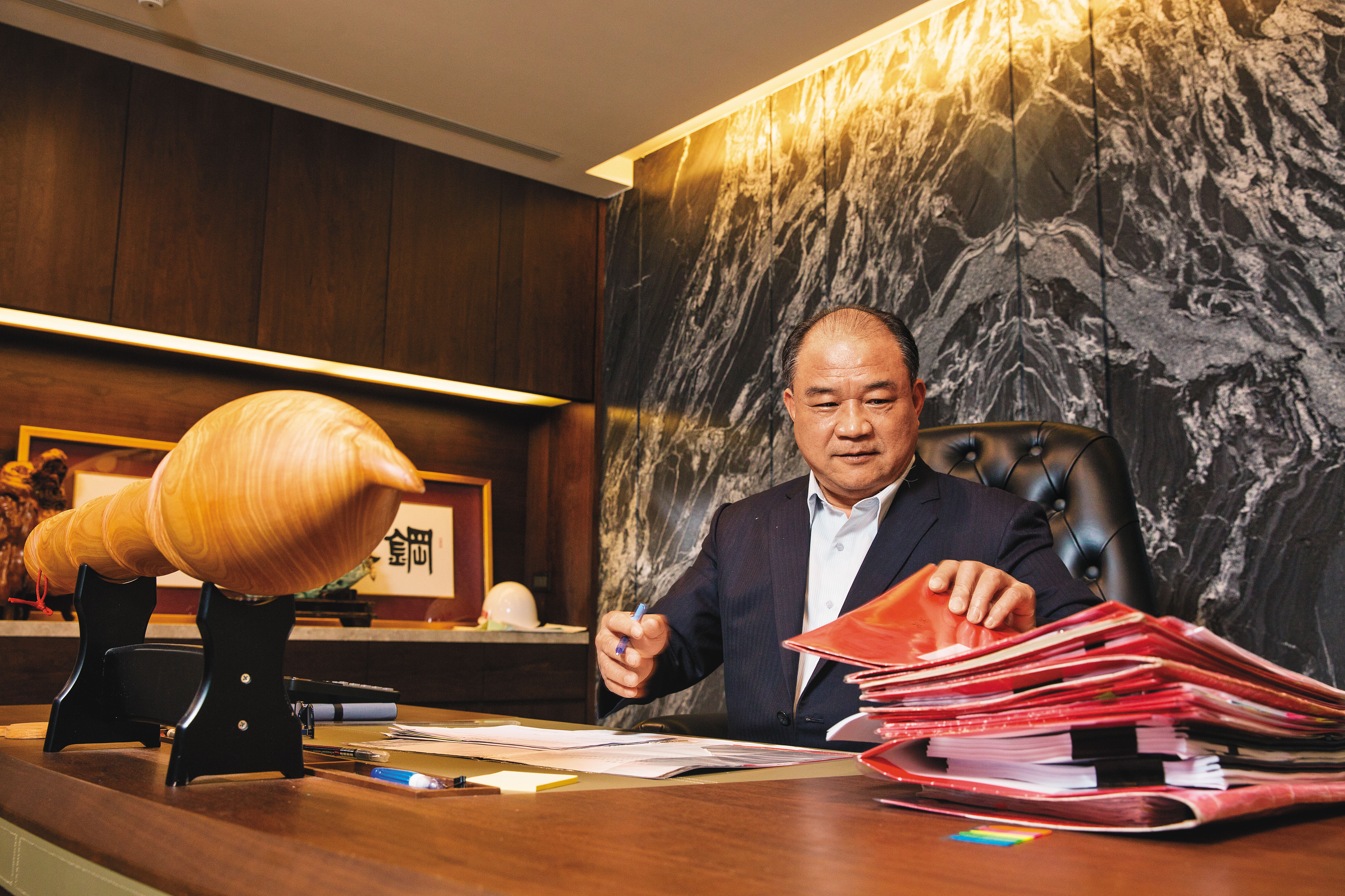 要看的公文太多，英文不好的賴文祥習慣只簽「Lai」，省力省時。