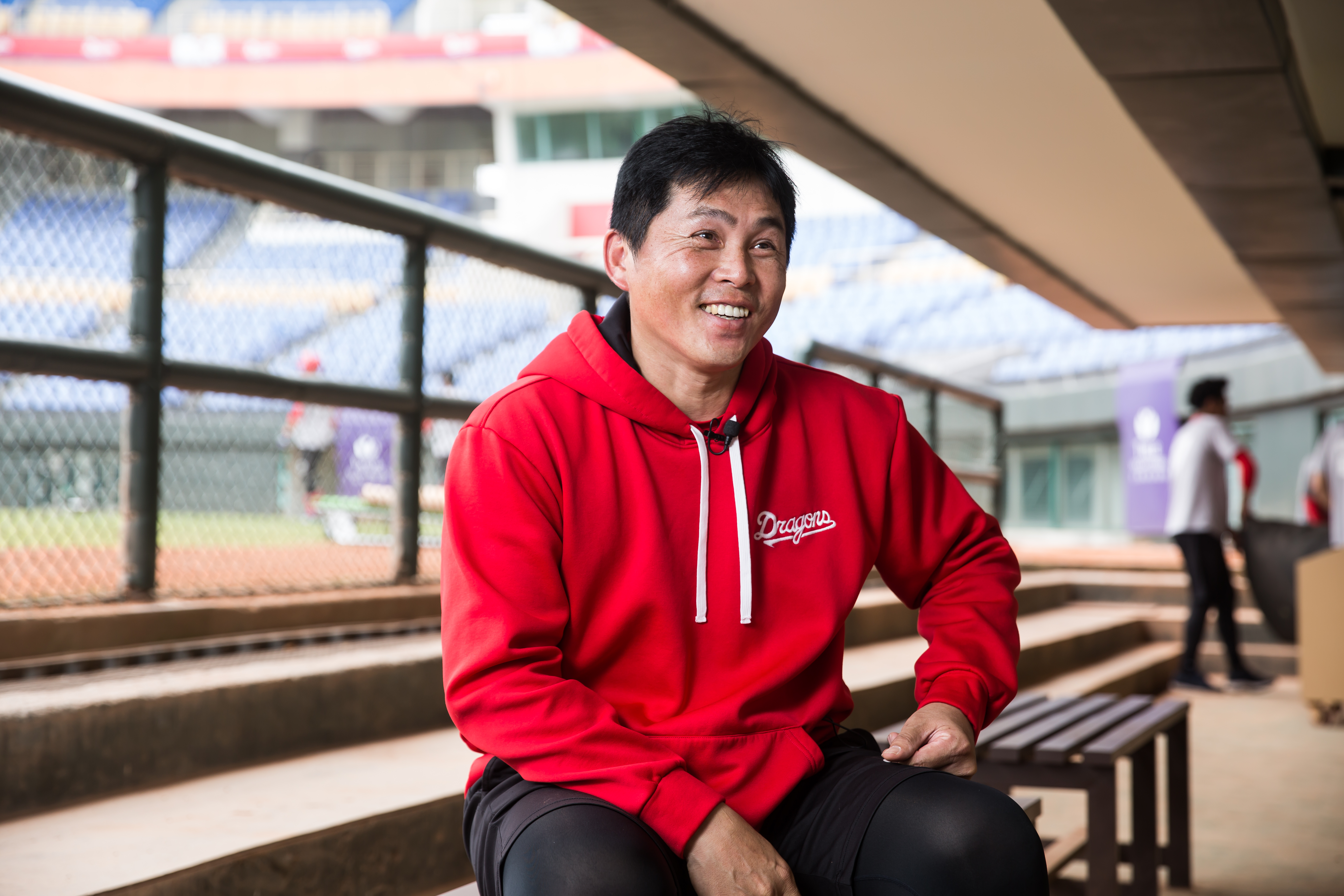 葉君璋坐在棒球場邊，投資經說得不多、不複雜，但句句篤定。