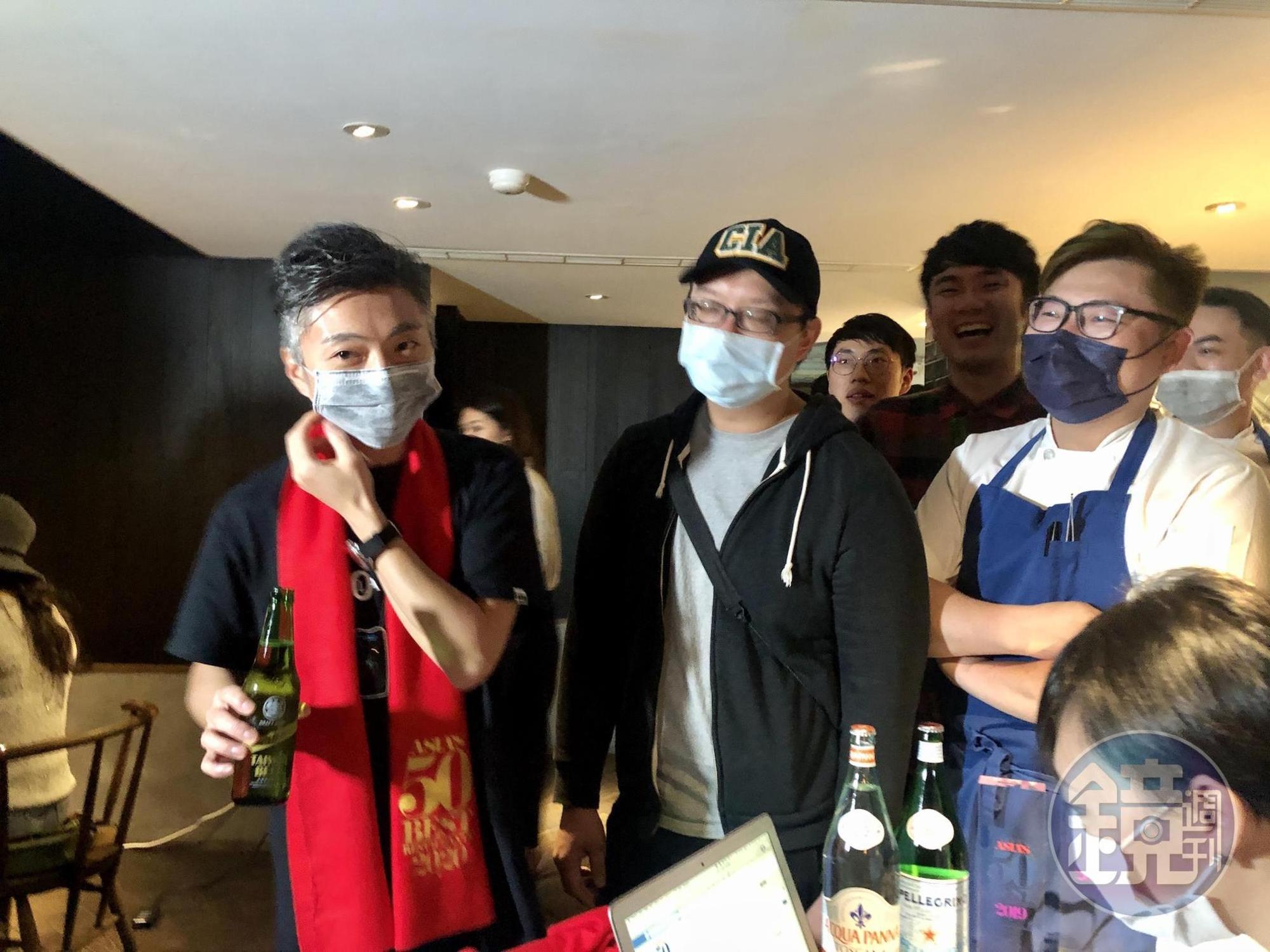 主廚與團隊一起在店面看直播。