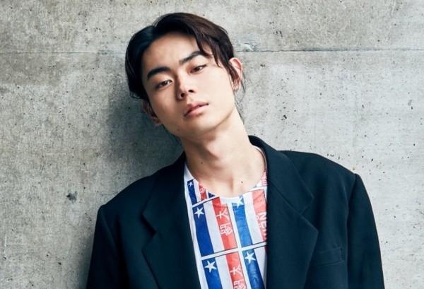 男星菅田將暉上週與小松菜奈傳緋聞,本週竟因為與志村健有新片合作,而傳出可能被感染的消息。