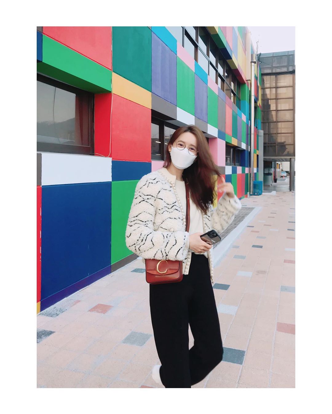 潤娥的私服look很有大學生模樣,身上的Chloé C雖是配件卻很搶眼。(翻攝自潤娥IG)