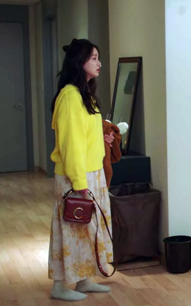 金泰希以亮黃色系服裝手拎Chloé C包款。(翻攝自網路)