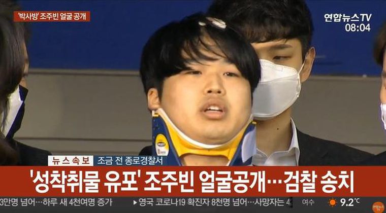 嫌犯趙主賓對於媒體追問不發一語，面無毫無表情，僅僅直視前方。（翻攝畫面）