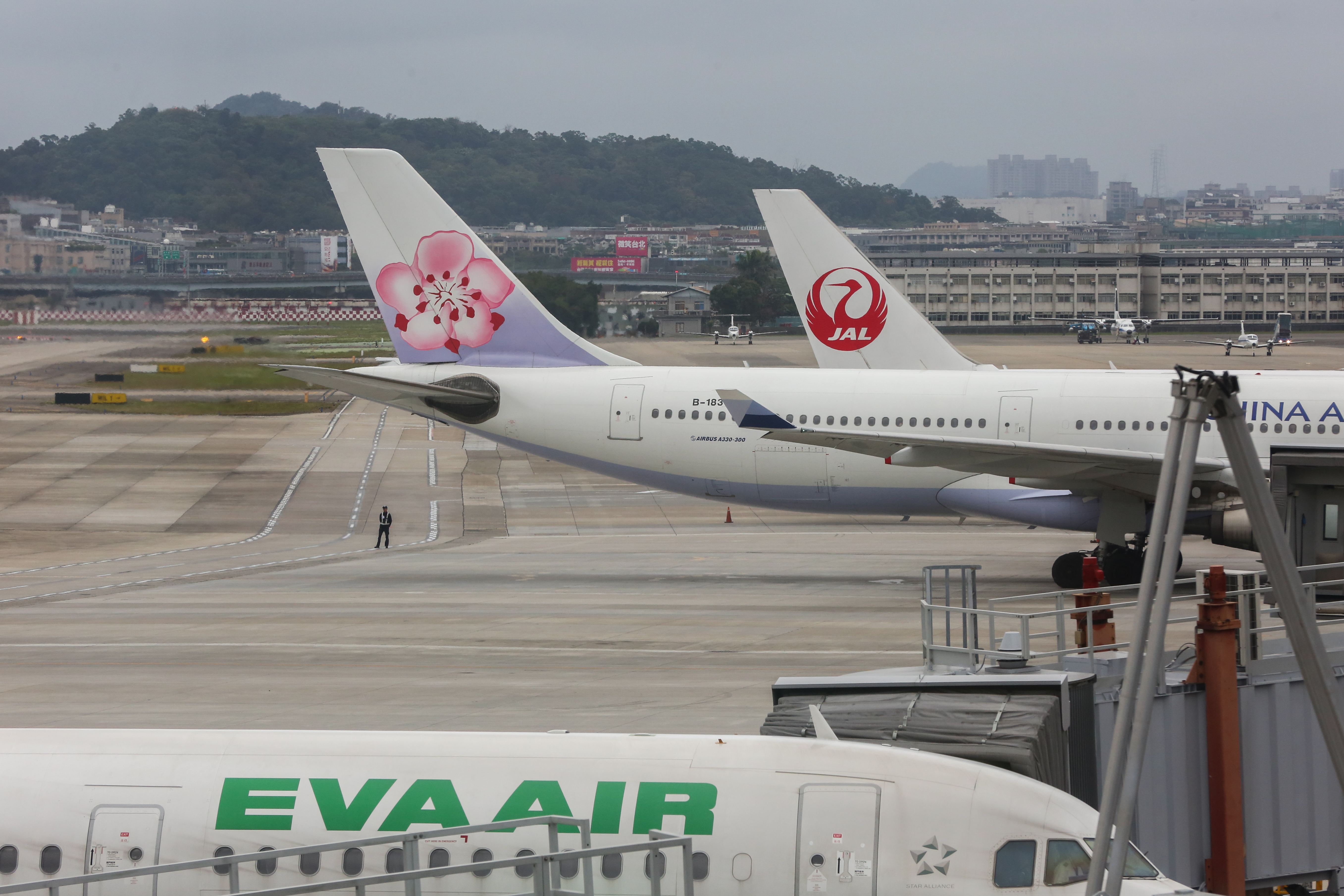 國籍航空華航、長榮接連傳出有機組人員染疫消息。