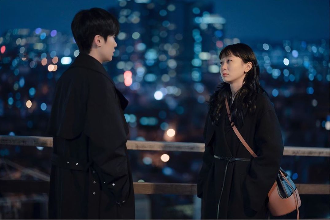 金多美在《梨泰院Class》完結篇中背著黑棕拼色小牛皮氣球包。（翻攝自lim_hyoseon IG）