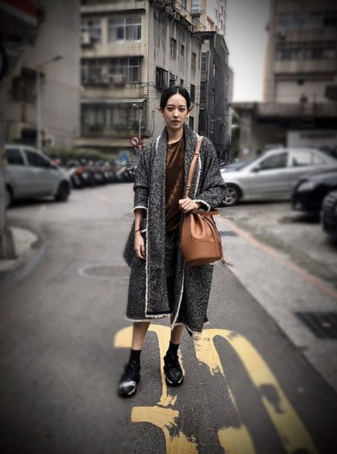 孟耿如穿衣服見解獨到,她選擇單一色系的棕色氣球包做為服裝搭配。(翻攝孟耿如IG)