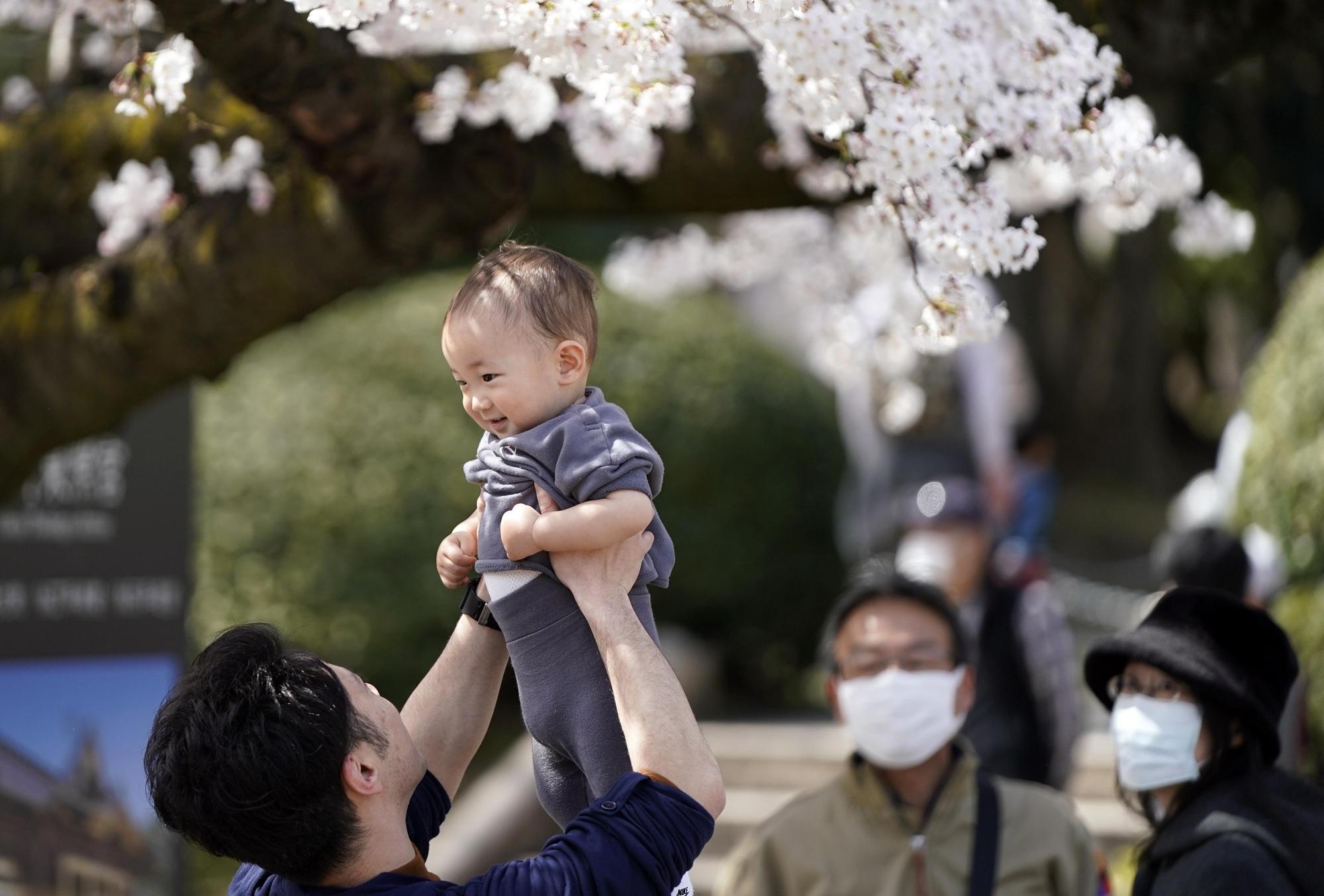 2020年3月22日，日本東京上野公園櫻花盛開，吸引大批市民遊園賞櫻。（東方IC）
