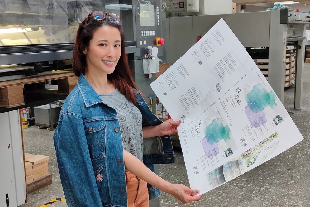 李蒨蓉在新書製作過程去看封面打樣，沉潛5年，她在書中揭露傷口。（李蒨蓉提供）