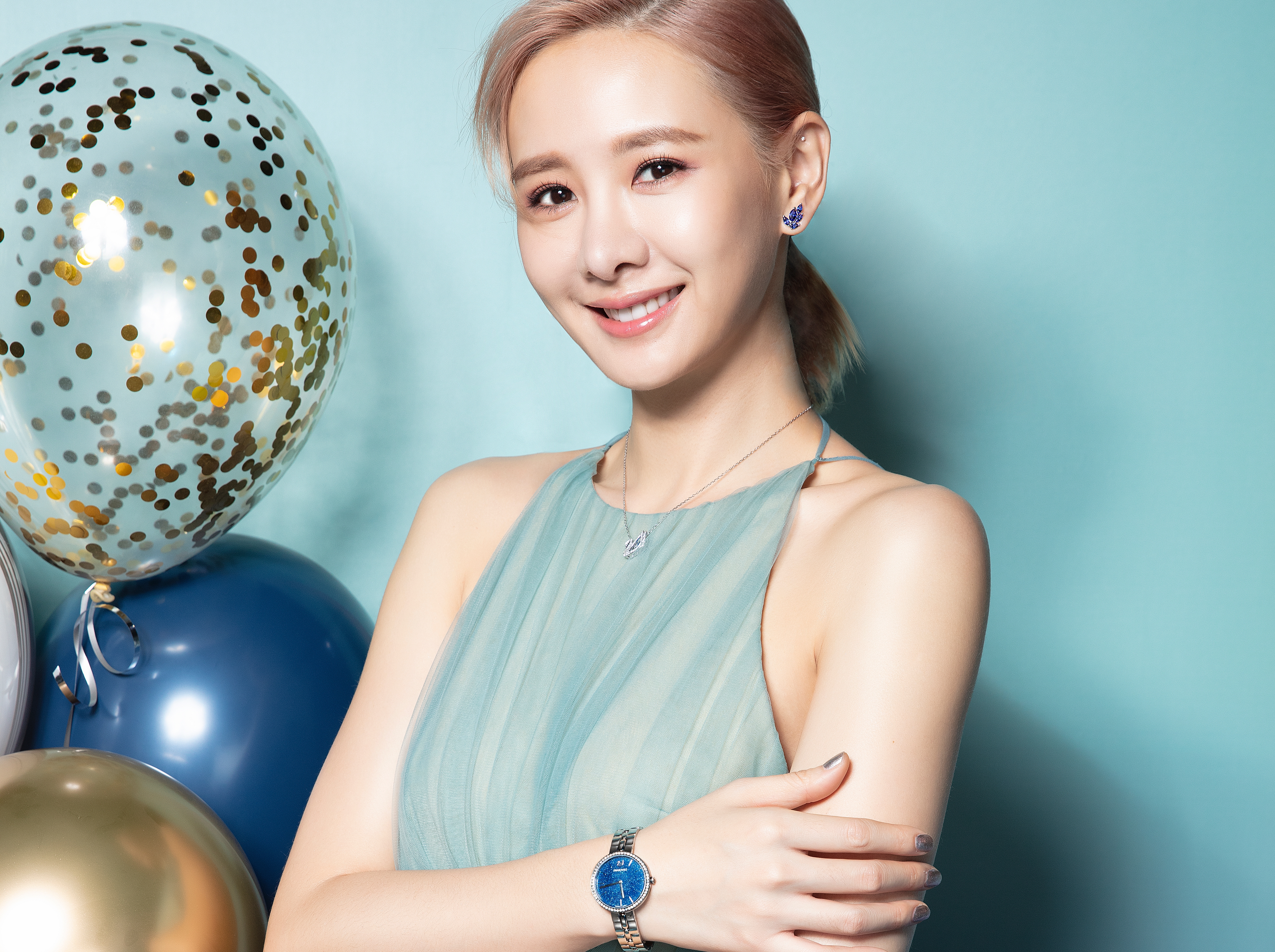 安心亞身穿仙氣飄飄的藍色洋裝，歡慶Swarovski125週年。（Swarovski提供）