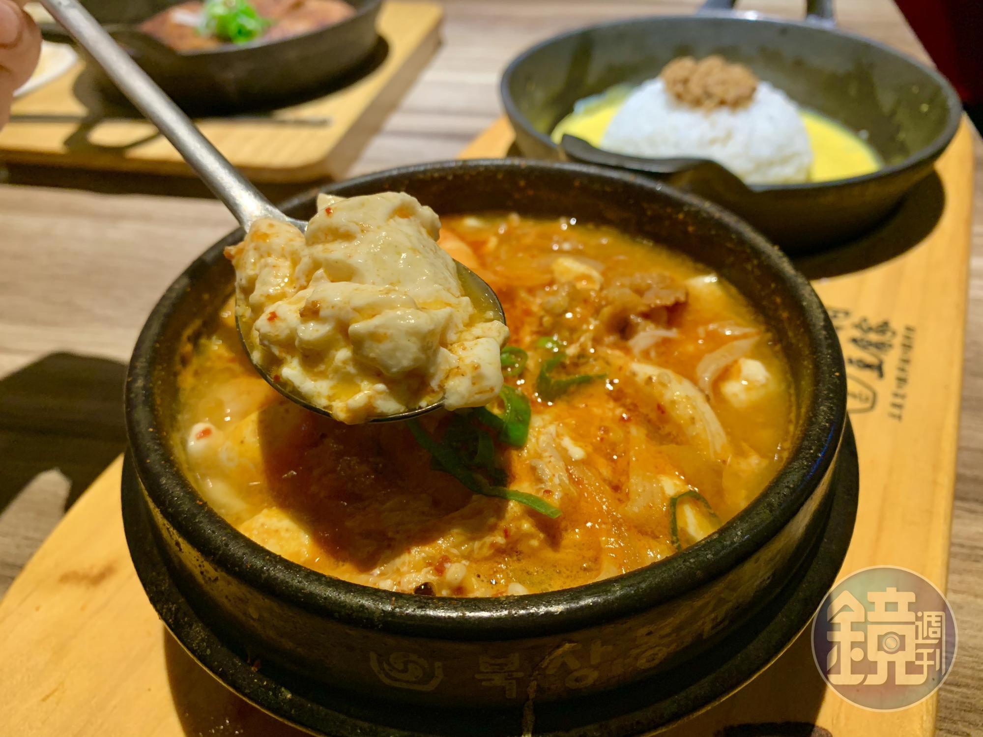 在韓式豆腐煲專賣店「北村豆腐家」，吃得到在韓劇《梨泰院Class》中頻頻出現的嫩豆腐鍋。