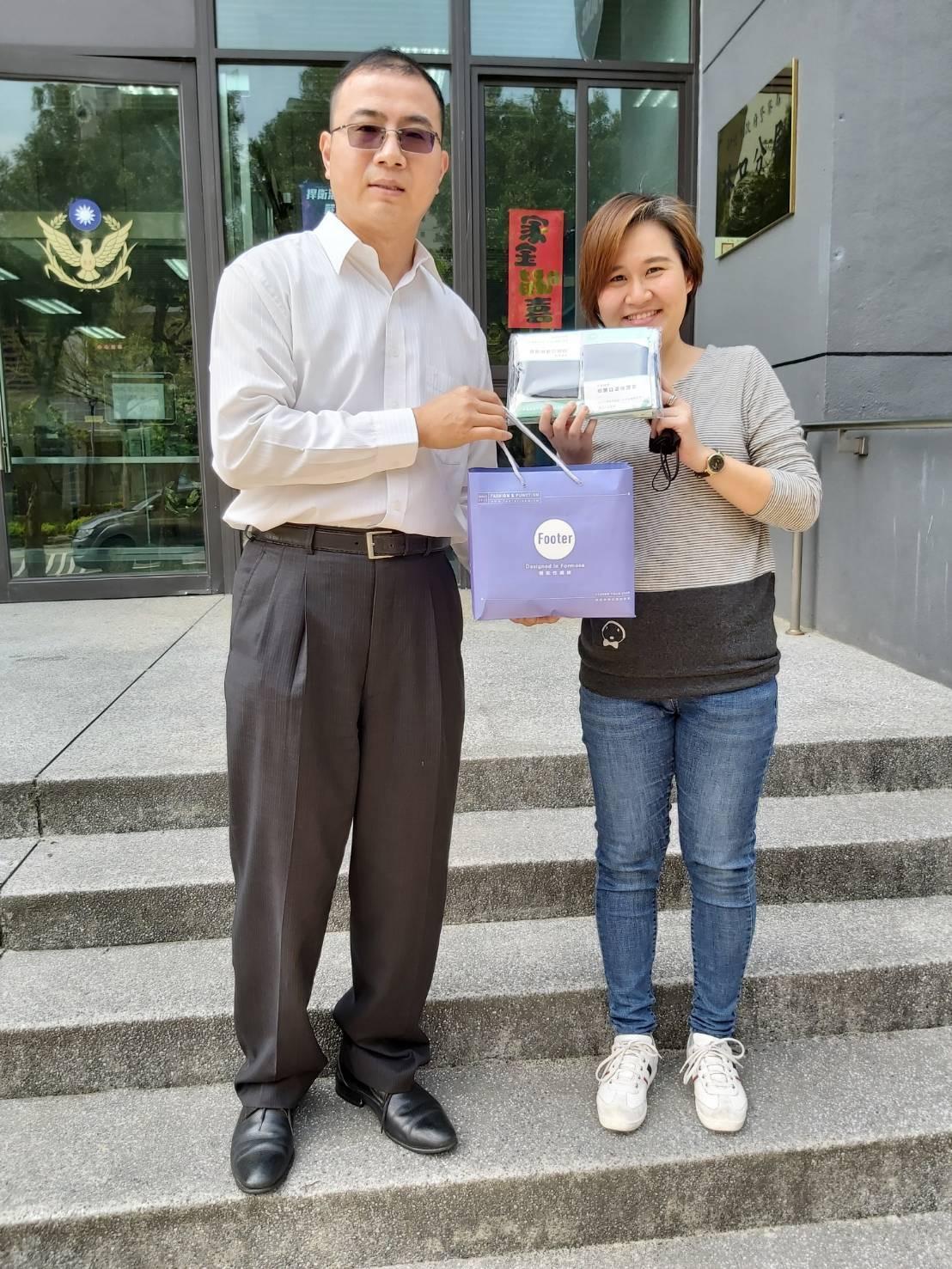 黃立忠請公司主管送口罩套到林口分局，幫警員們打氣。（Footer提供）