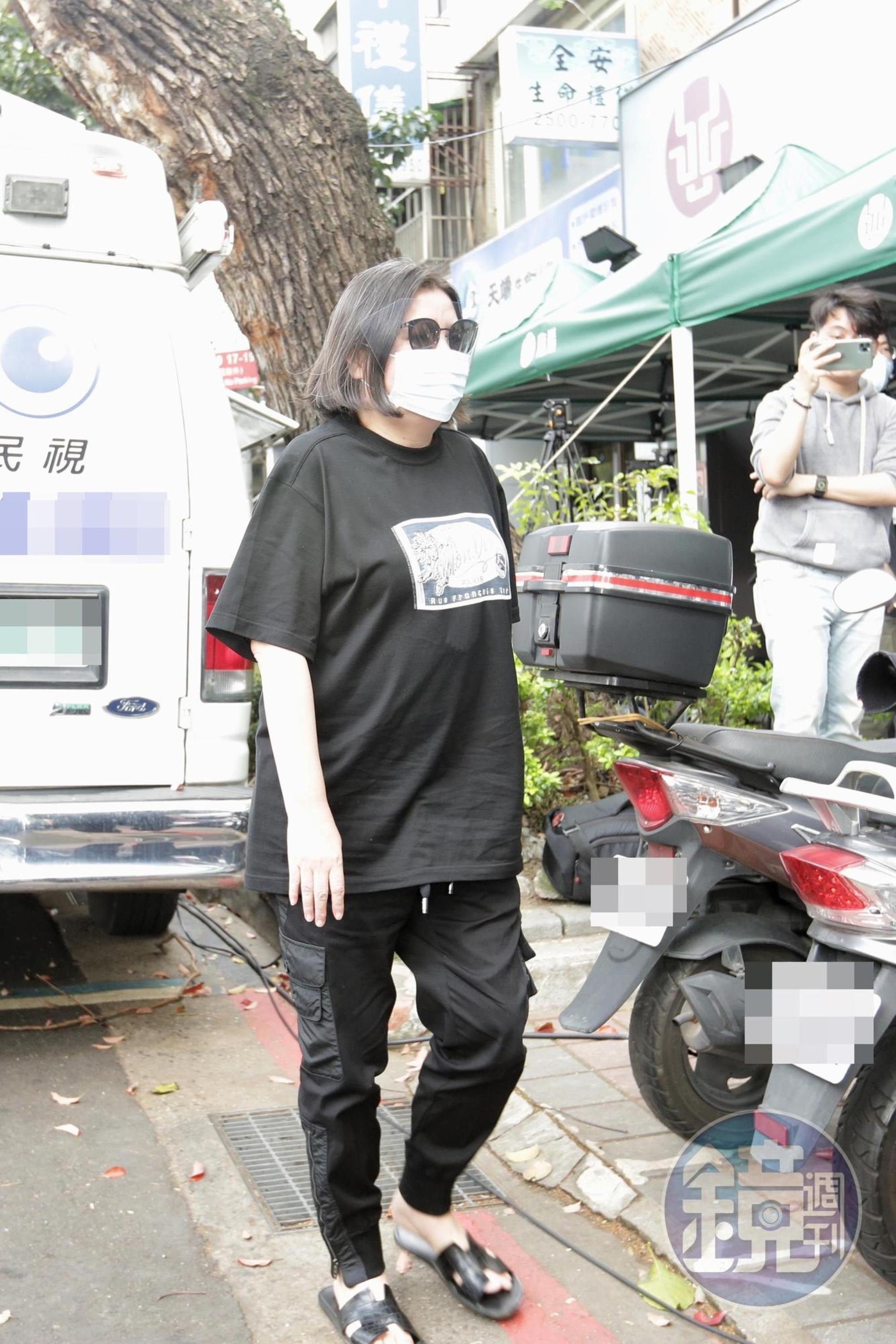 邱瓈寬一身黑衣來到劉真靈堂。