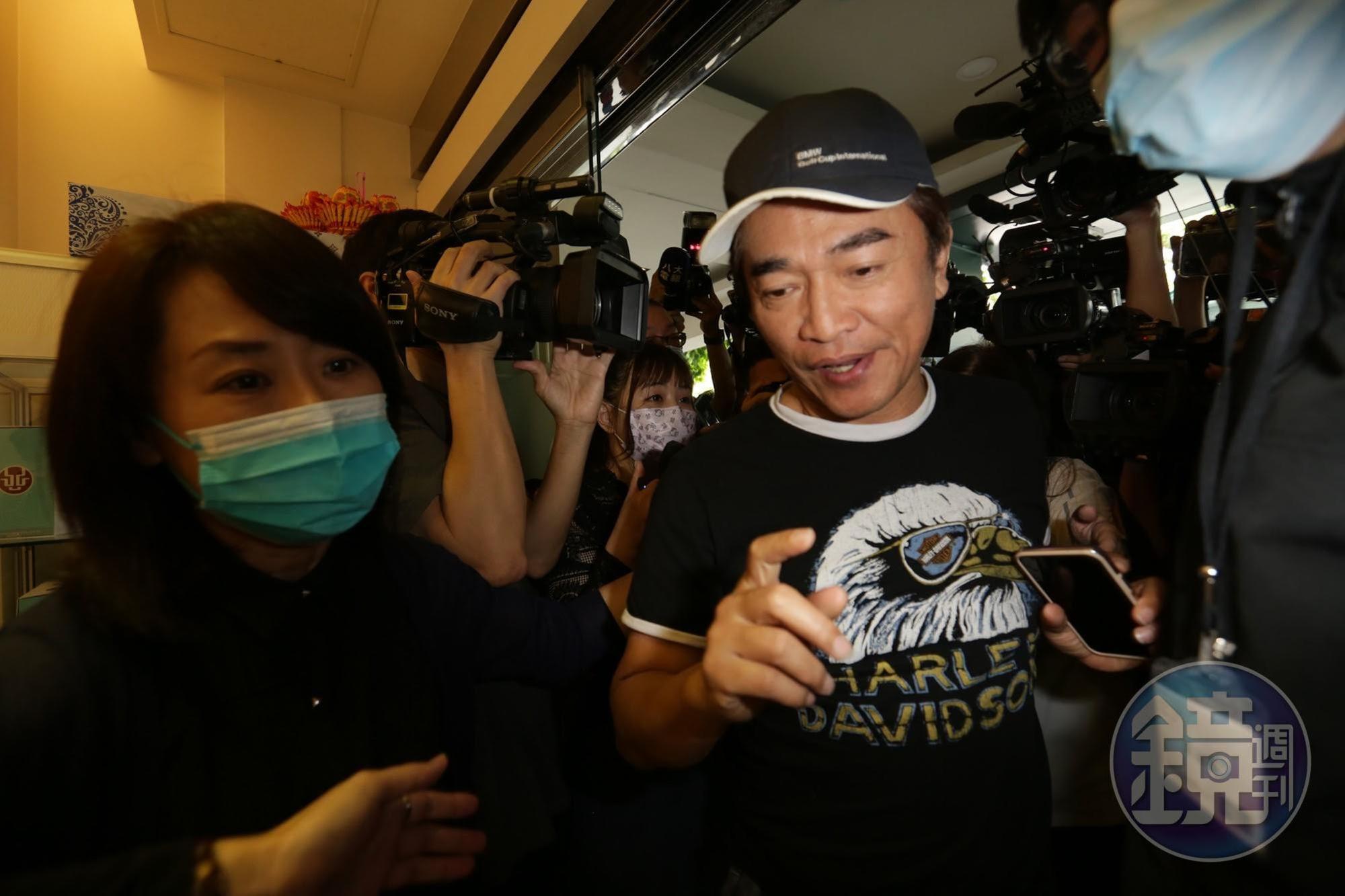 吳宗憲在劉真靈堂開放弔唁前來到現場。