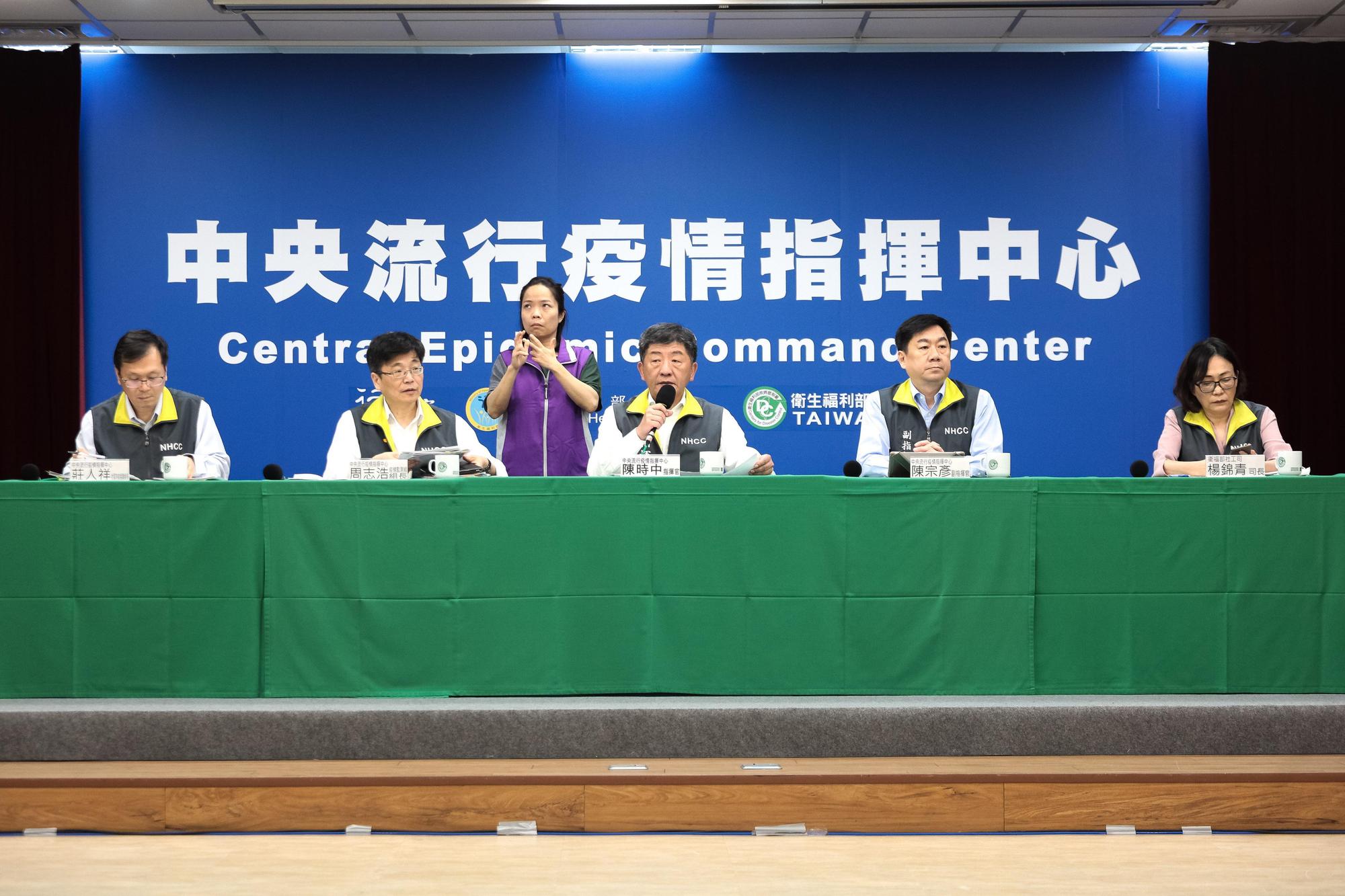 指揮中心宣布即日起，室內超過100人以上、室外超過500人以上的公眾集會活動建議停辦。（中央流行疫情指揮中心提供）