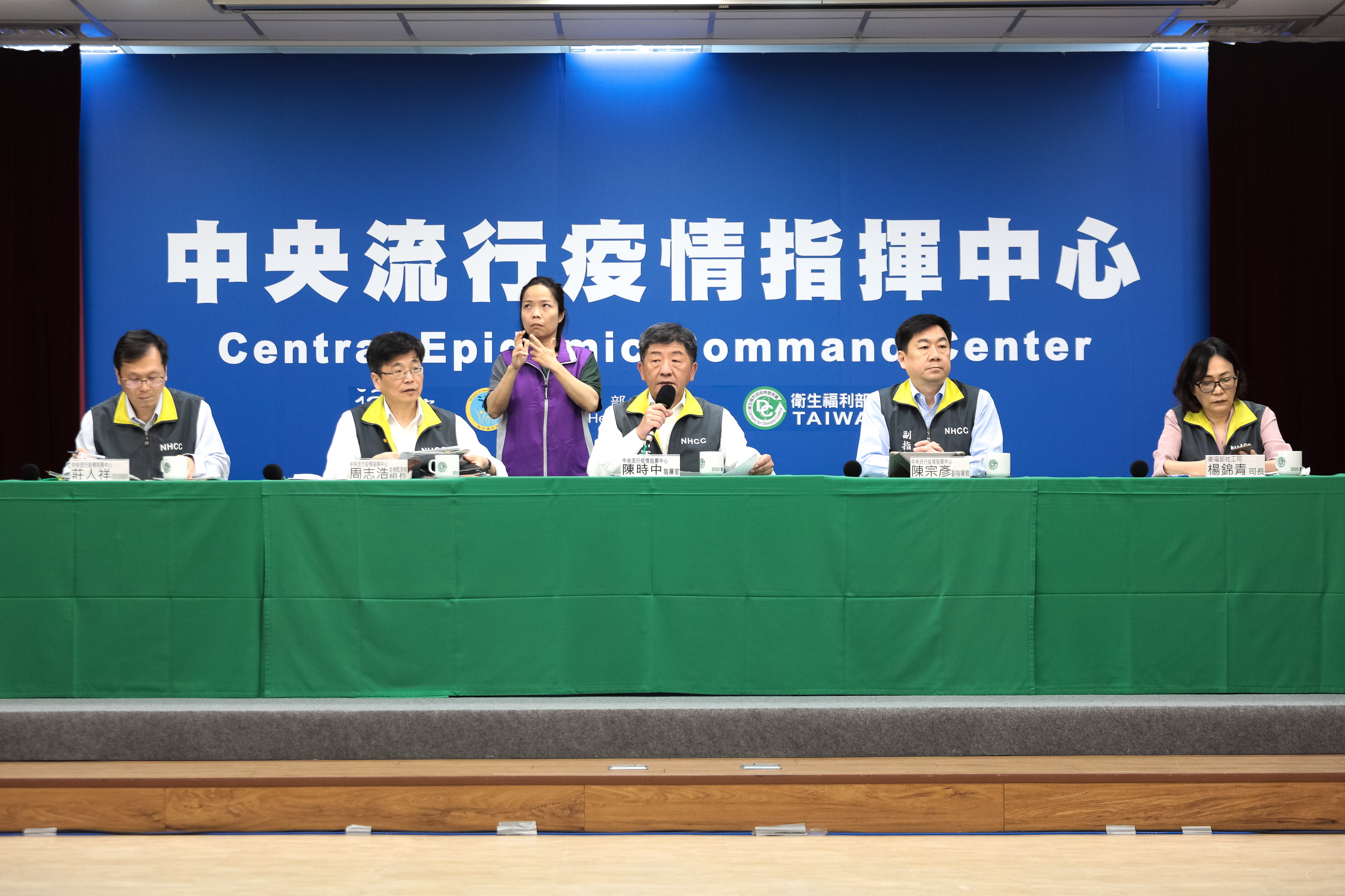 指揮中心宣布即日起，室內超過100人以上、室外超過500人以上的公眾集會活動建議停辦。（中央流行疫情指揮中心提供）