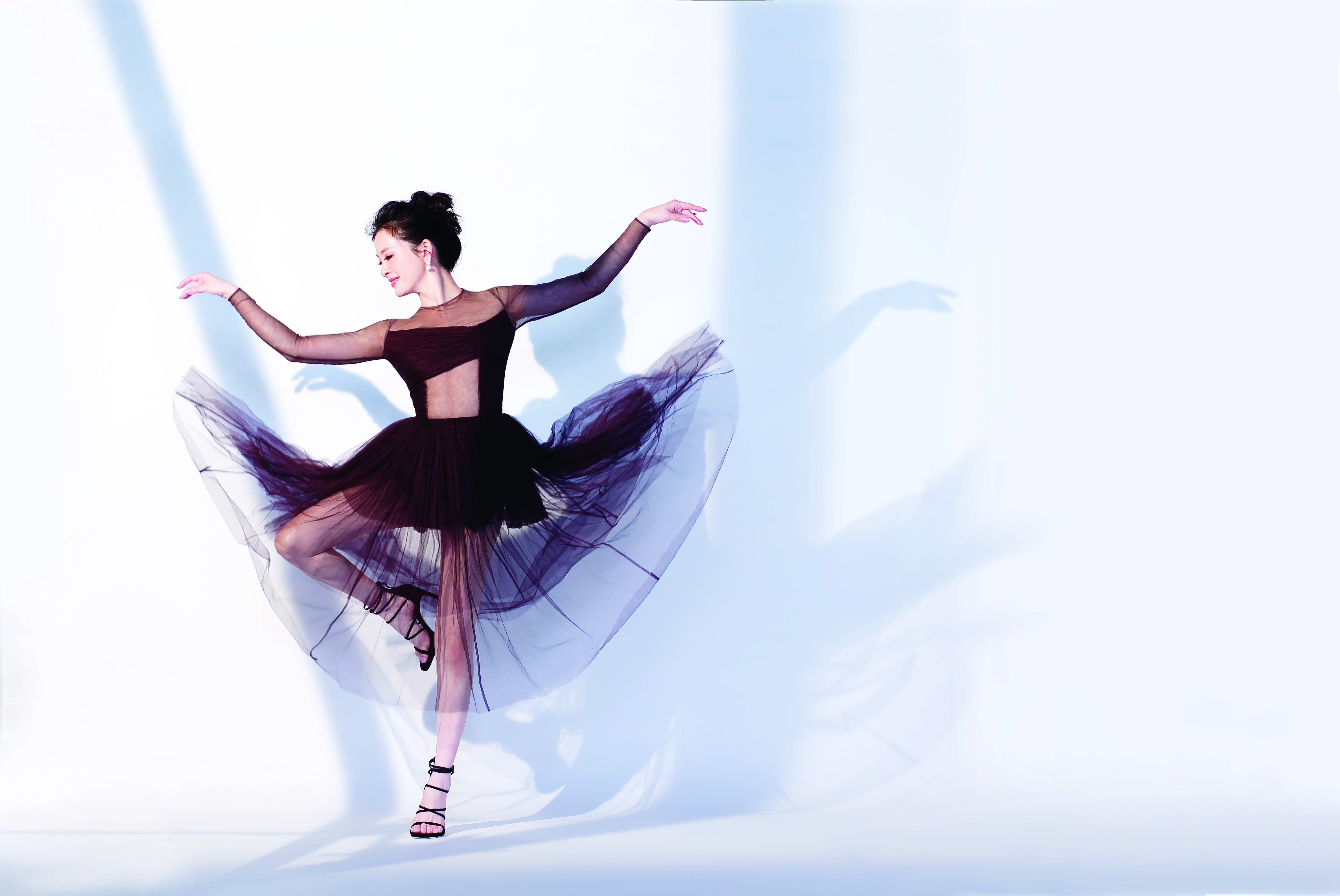 劉真靈堂曝光，一身黑色舞衣翩翩起舞，宛如她仍在世。（容易文創提供）