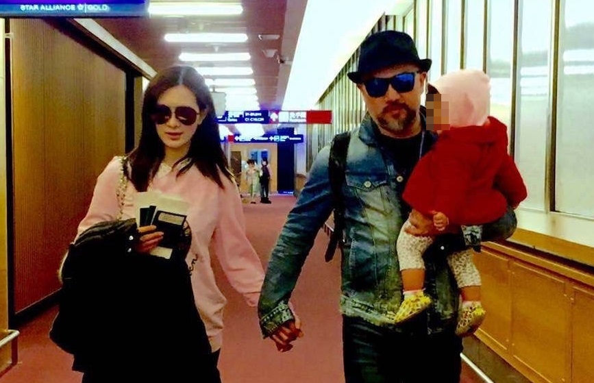 在辛龍的保護下，霓霓自始至終都不知道媽媽劉真狀況。（翻攝自辛龍臉書）