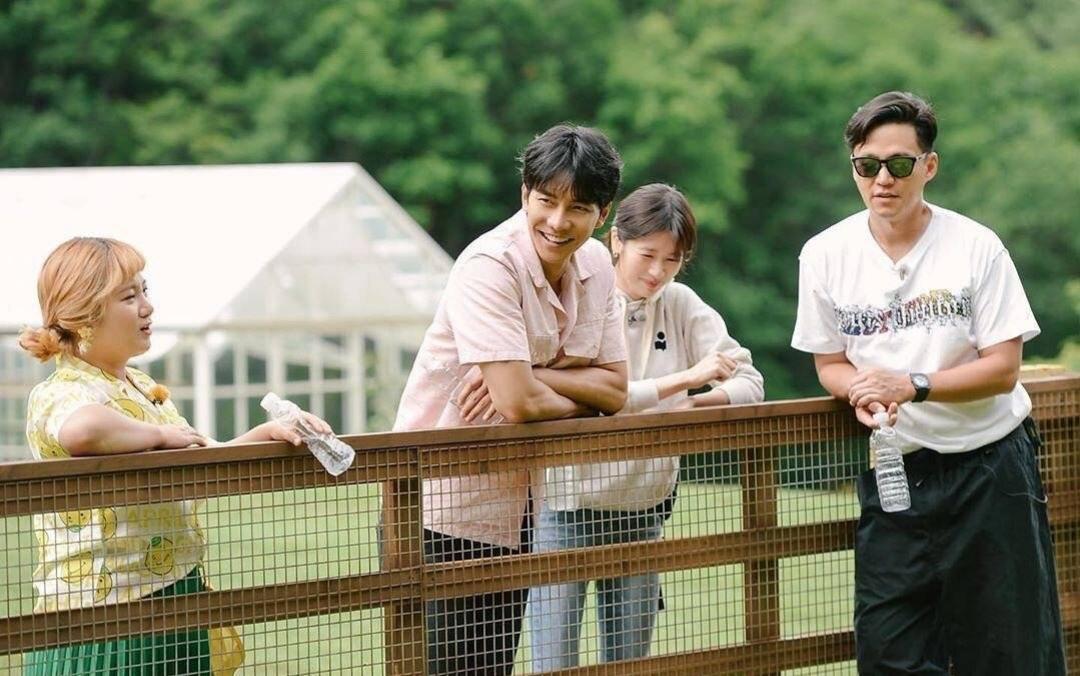 韓國版由朴娜勑(左起)、李昇基、庭沼珉、李瑞鎮擔任幼兒園老師,節目深受好評。(愛奇藝提供)