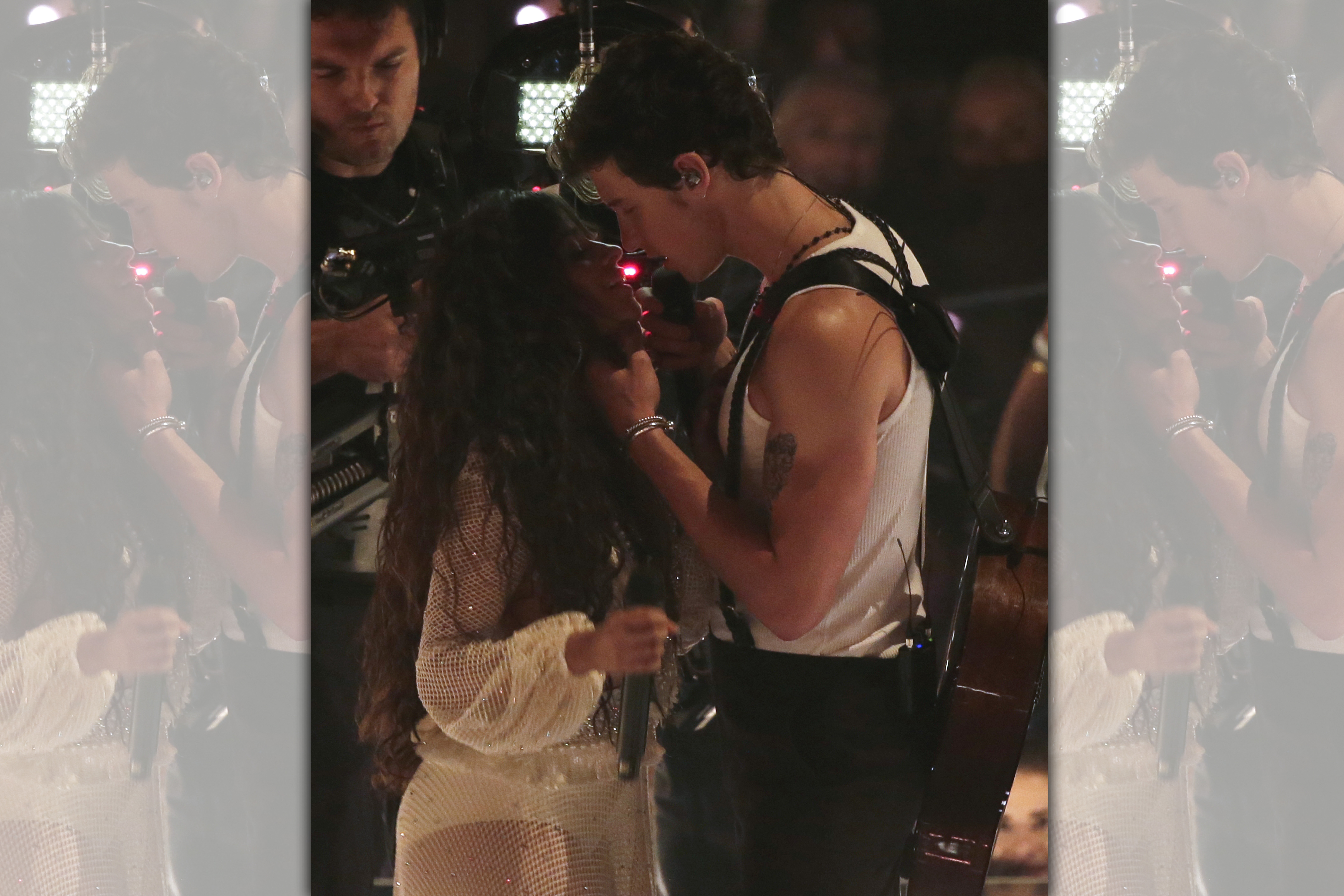 去年在MTV音樂獎，卡蜜拉（左）跟尚恩曼德斯同台合唱，分明臉貼到超近，卻打死都不肯接吻，成為了經典畫面，也讓兩人的緋聞沸沸揚揚。（東方IC）