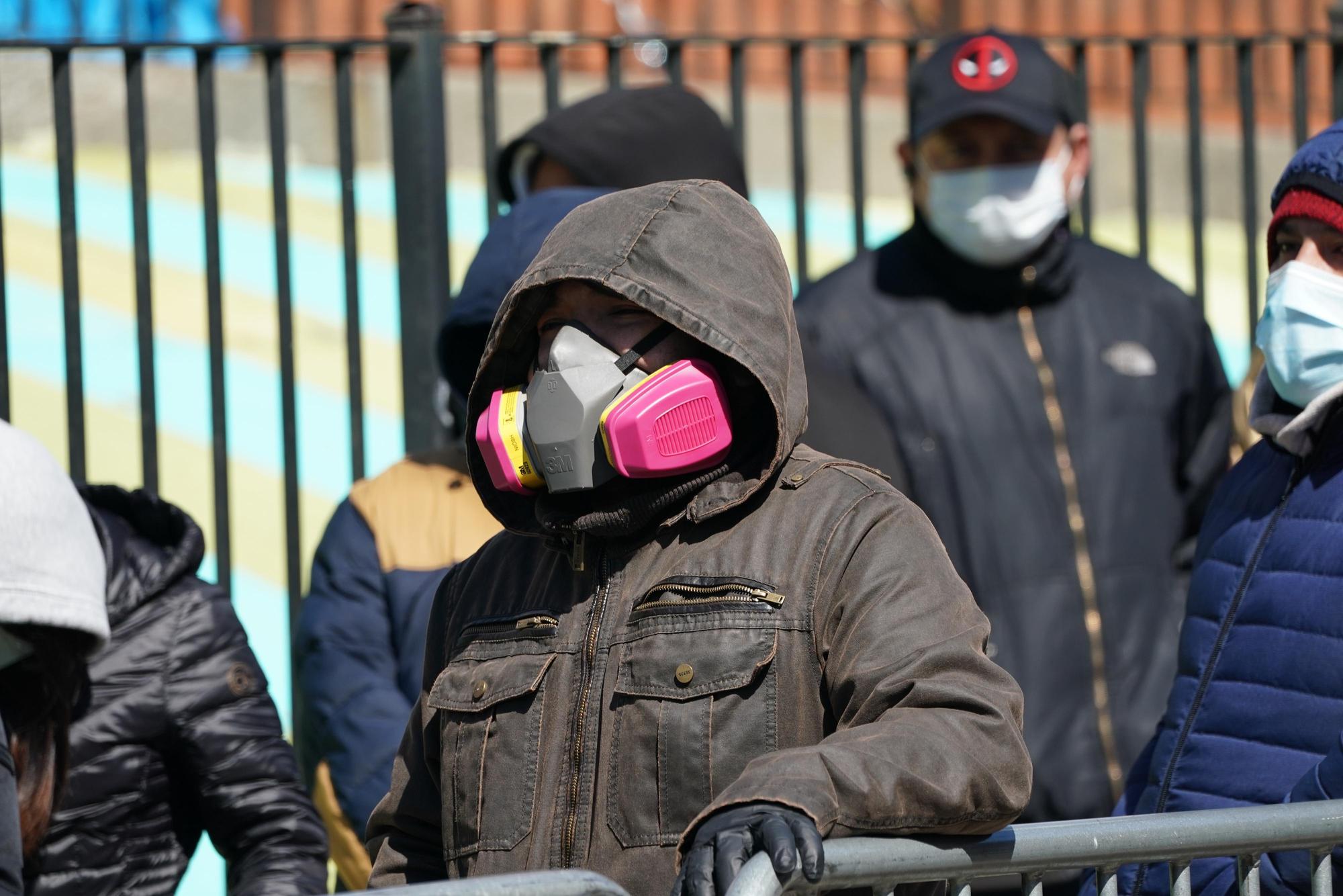 2020年3月24日,美國紐約皇后區民眾排隊接受武漢肺炎病毒檢測。(東方IC)