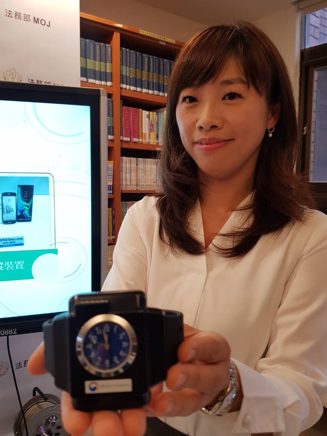 主任檢察官鄧巧羚分享韓國電子監控設備,提到法務部正研議強化科技監控能力。