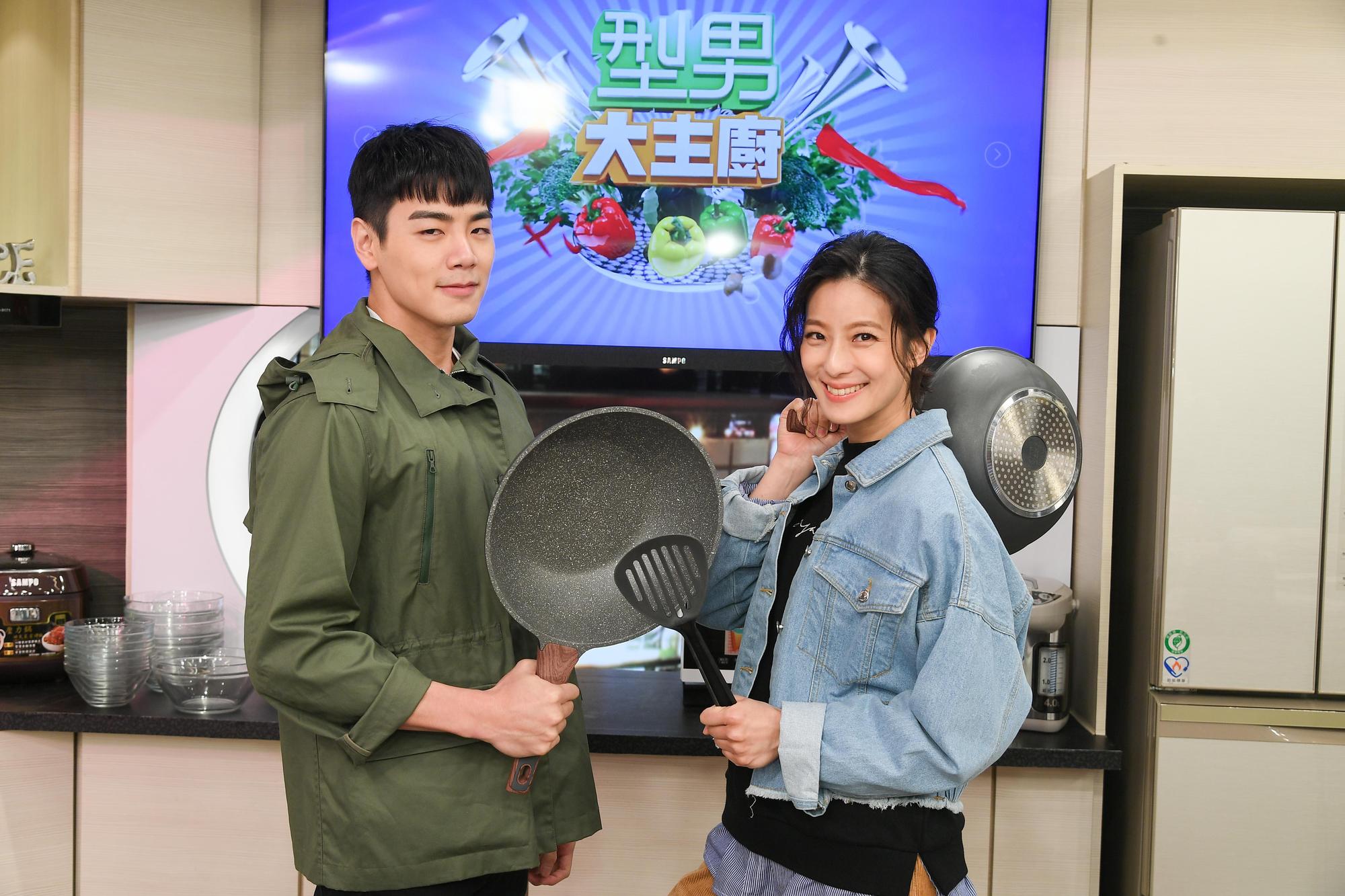 禾浩辰和賴雅妍秀廚藝，努力爭取冠軍。（三立提供）