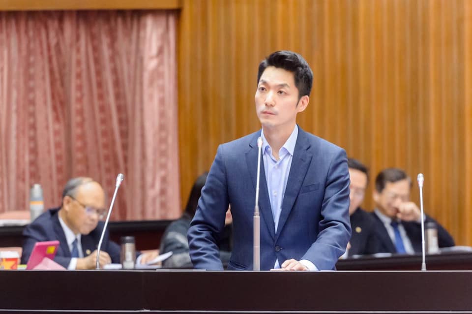 國民黨立法委員蔣萬安認為「充電再出發計畫」效益低。（翻攝自蔣萬安臉書）