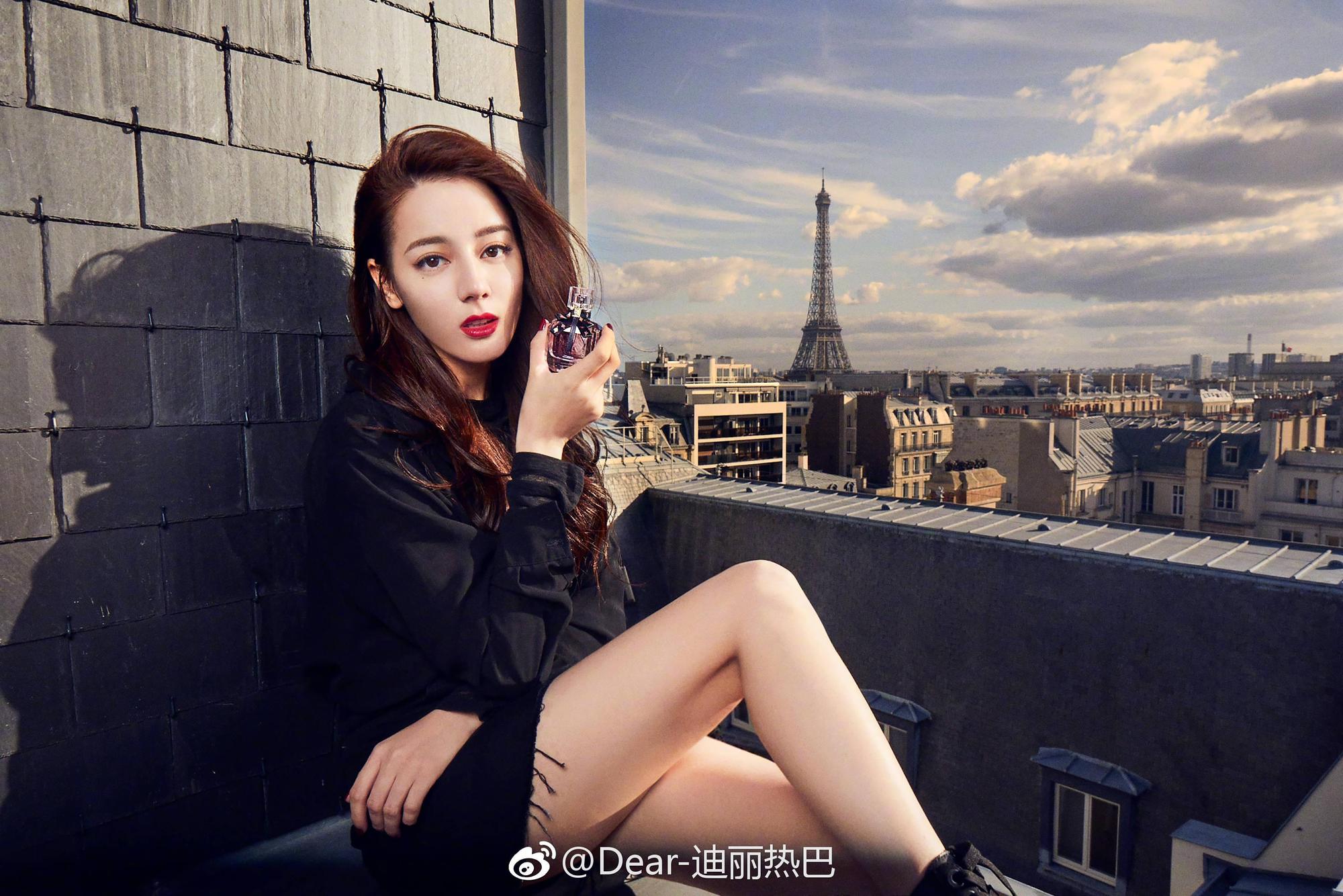 迪麗熱巴去年代言廣告品牌超過35個,是名符其實的廣告女王。(翻攝自迪麗熱巴微博)
