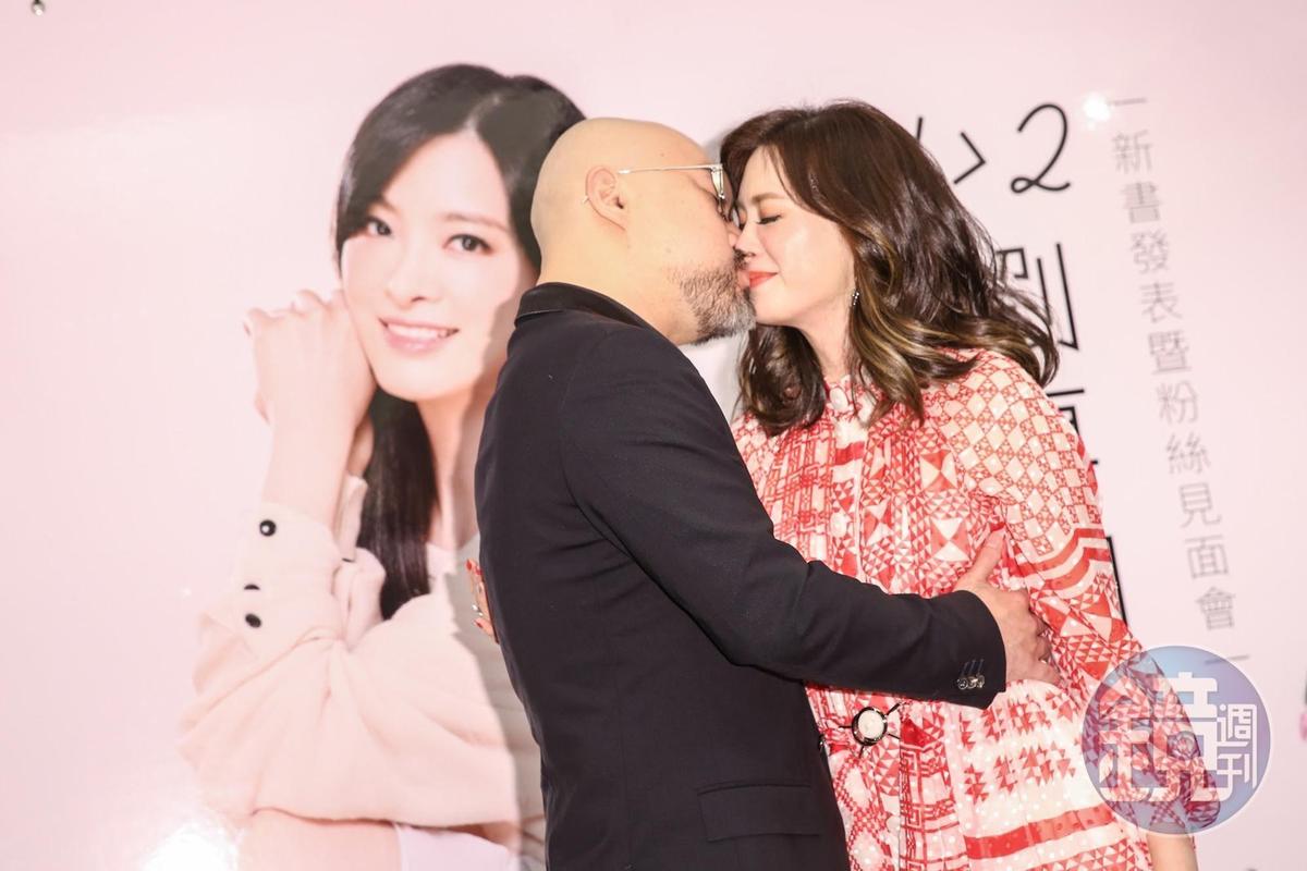 劉真在之前出版的《1＋1〉2劉真的幸福追愛記》書中，曾親自甜蜜訴說對辛龍的深情。