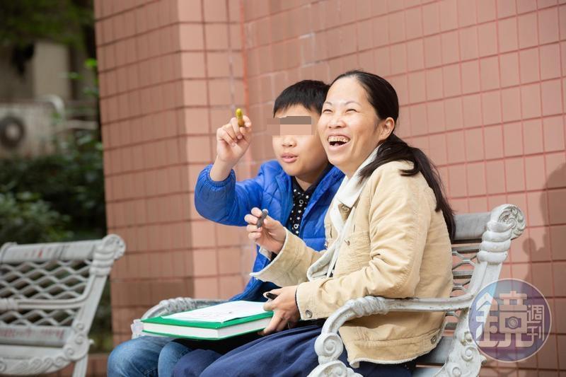 陳籹穌與長子小峰（化名）感情好，離婚後母子倆相依為命。