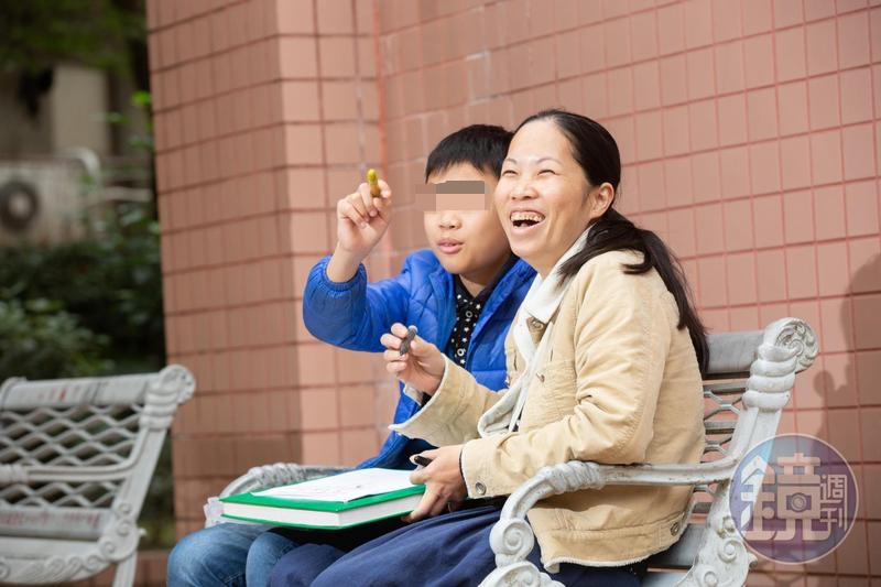 陳籹穌（右）與長子小峰無話不談，母子倆最愛分享彼此的夢想。