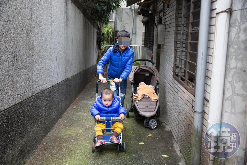 為了讓母親專心工作，才13歲的小峰攬下帶弟弟上診所復健工作。