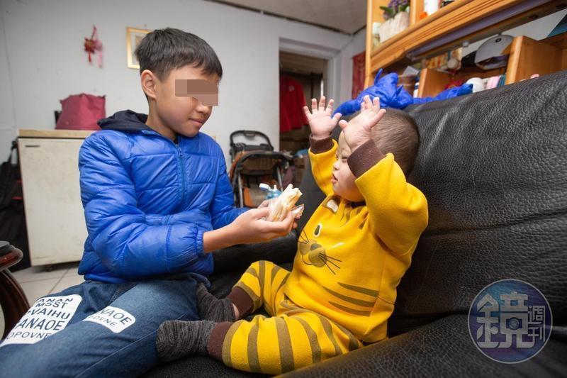 小峰十分疼愛唐寶寶弟弟，寧可自己餓肚子也要先讓弟弟吃飽早餐。