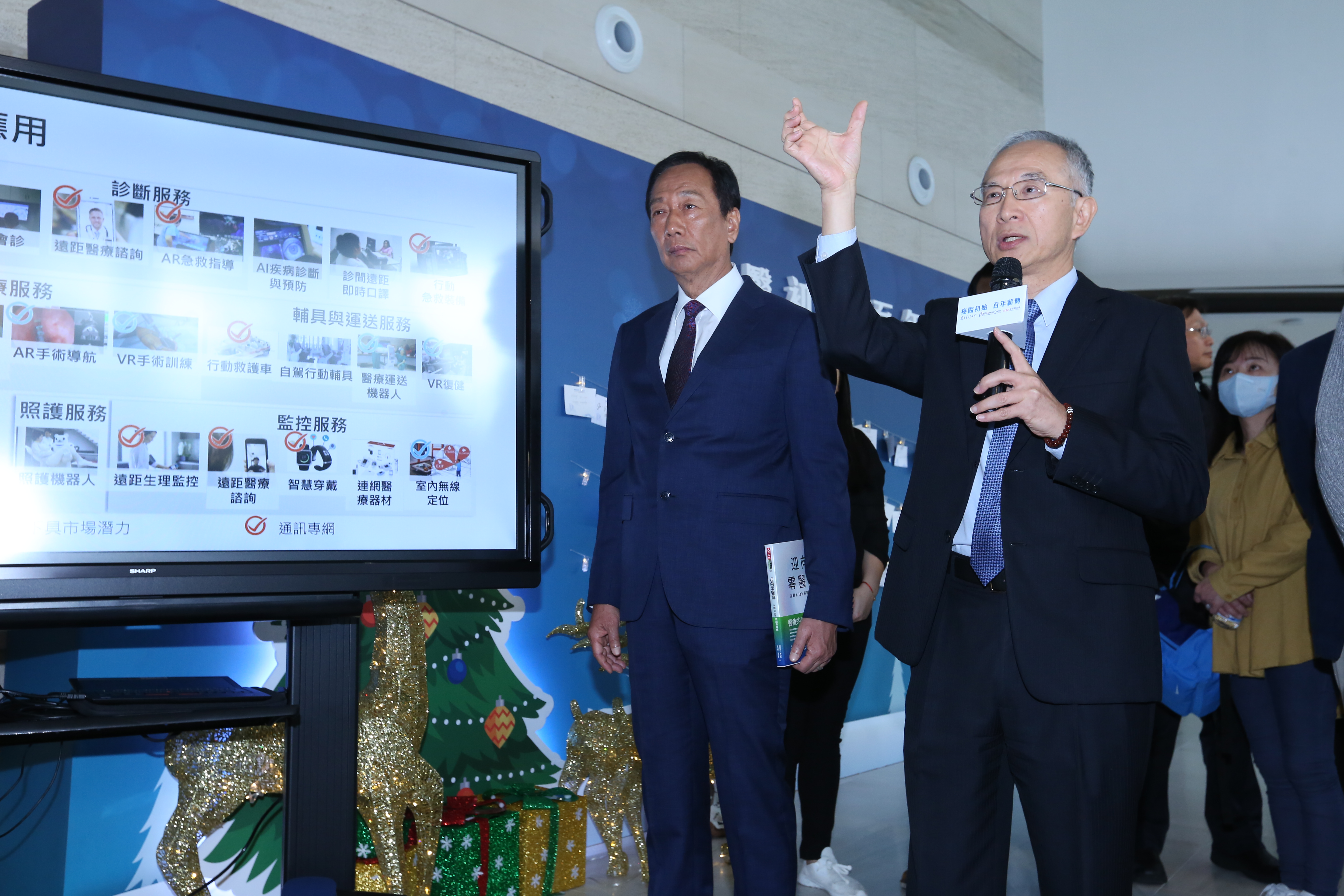 NCC通過郭台銘（左）的股權交易案後，接下來要如何面對TBC股權的新交易案，各界都在等著看。