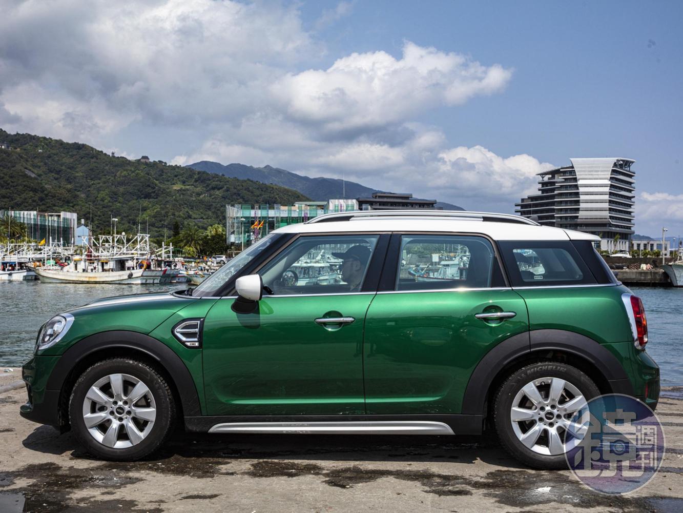 休旅車設定的MINI Cooper Countryman為家族中體型最大的車款，雖然嚴格來說已經不太「迷你」，但整體的風格營造與經典依然傳承自MINI一族。