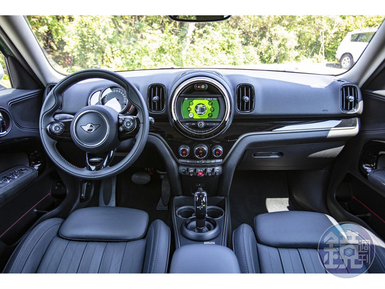 內裝部分，試駕車選配升級了MINI Yours Lounge真皮內裝與跑車式真皮方向盤。
