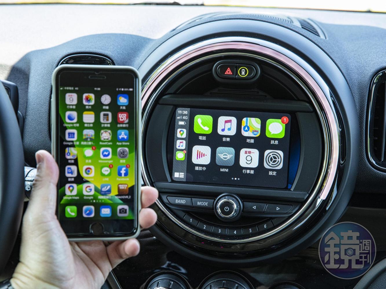 6.5吋觸控式螢幕MINI原廠導航系統與Apple CarPlay（選配價88,000元）。