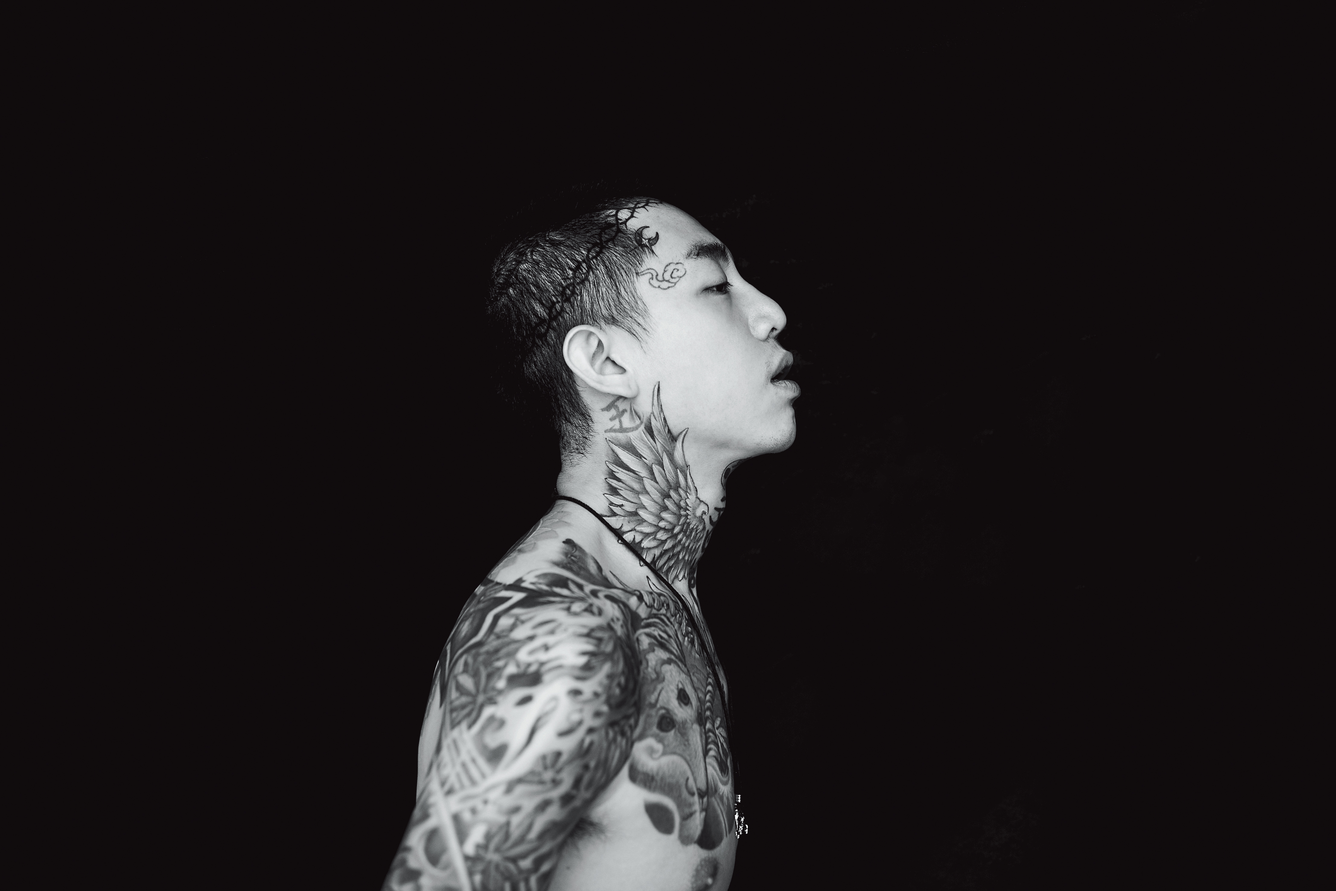 謝和弦身上滿布刺青， 過程愈痛，他都當成是又戰勝了自己一回。