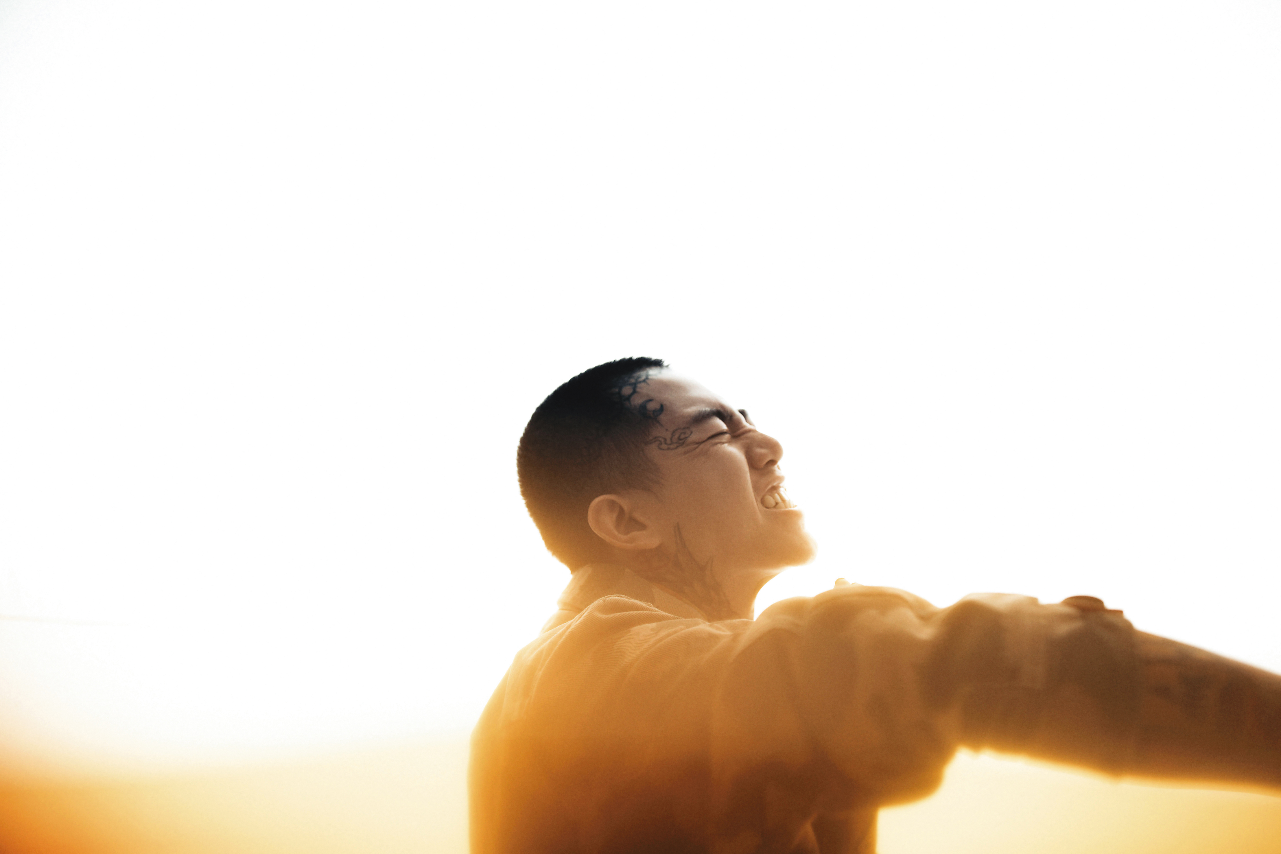 不看醫生、不吃西藥。 謝和弦說，現在這個自己是砍掉重練。但重練過程充滿暴衝。