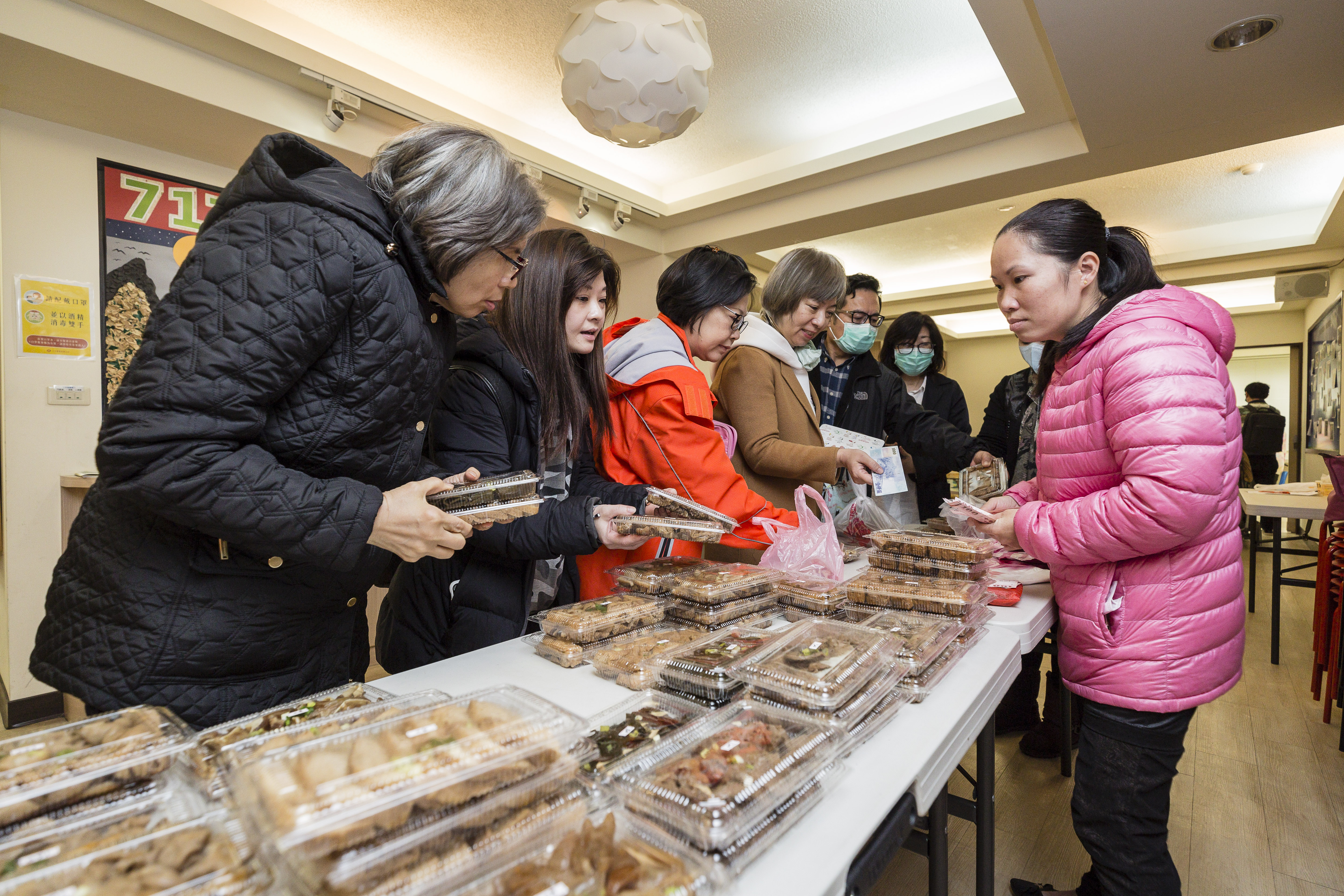 陳籹穌18歲從越南嫁來台，在前夫家習得台式料理手藝，她為了唐氏症次子自創「樂寶滷味」，除了透過網路銷售，假日也會到教會擺攤。