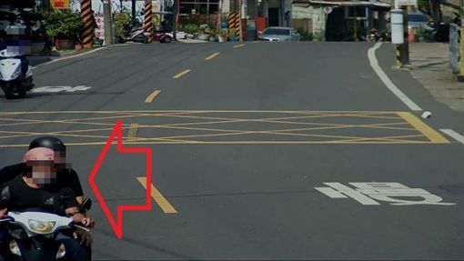 高雄一名男子自香港返台，違反規定兩度擅自離開住處，還被友人載著趴趴走。（高雄市衛生局提供）