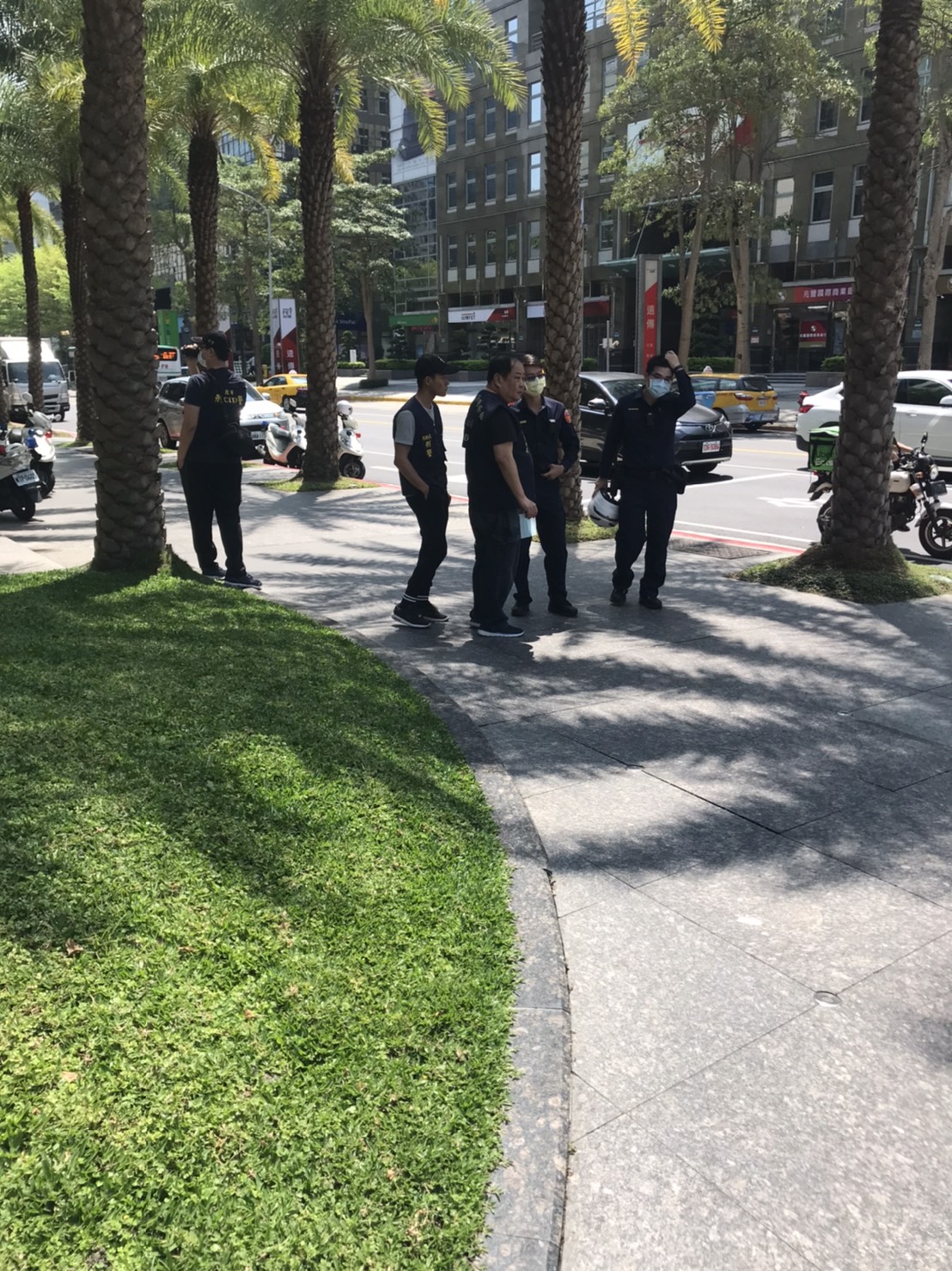 謝和弦大鬧八大電視台,驚動4名警察到場處理。讀者提供