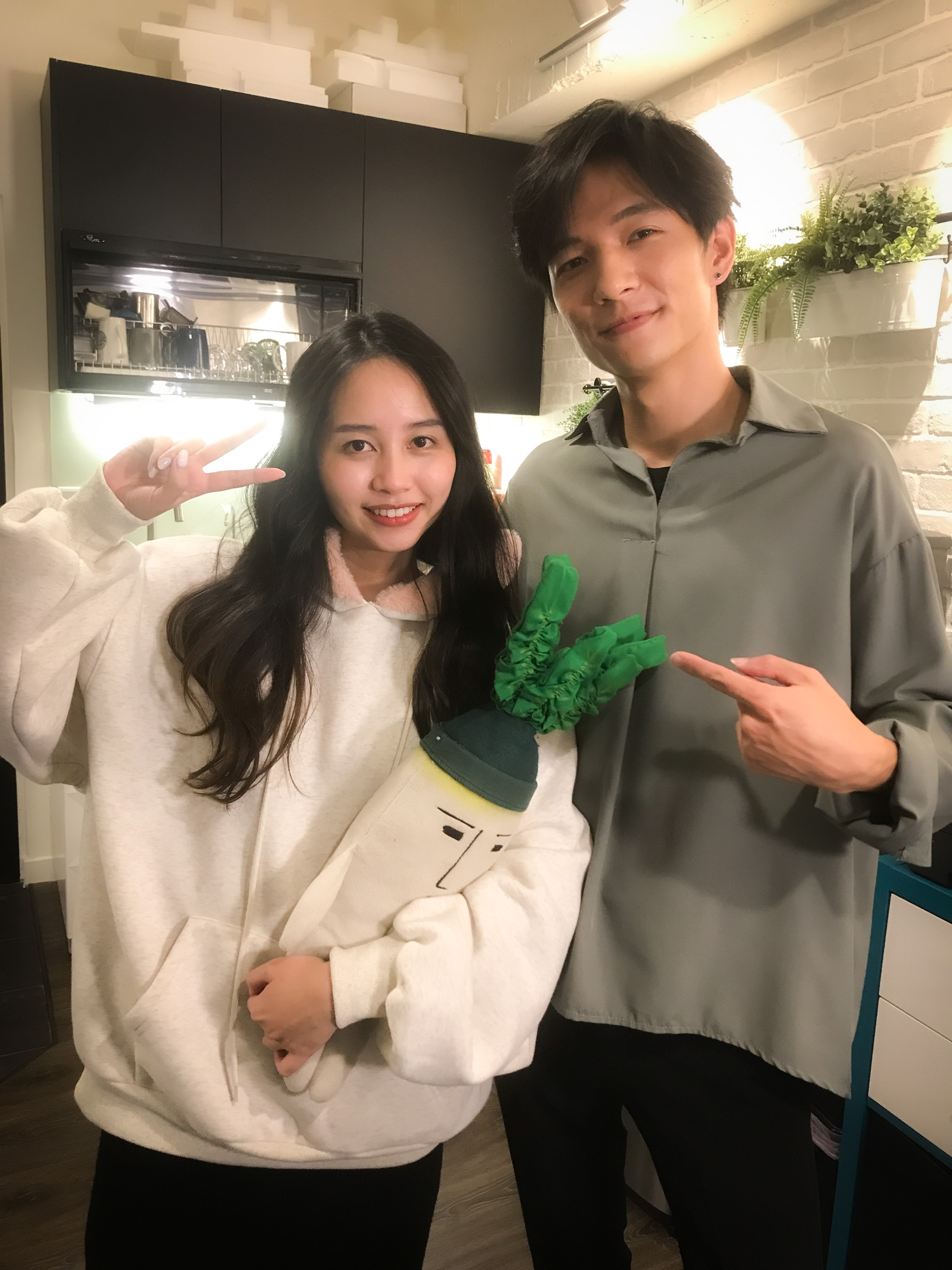 黃奕儒（右）也以直播方式，舉辦《想見323宅家》演唱會。（相映國際提供）