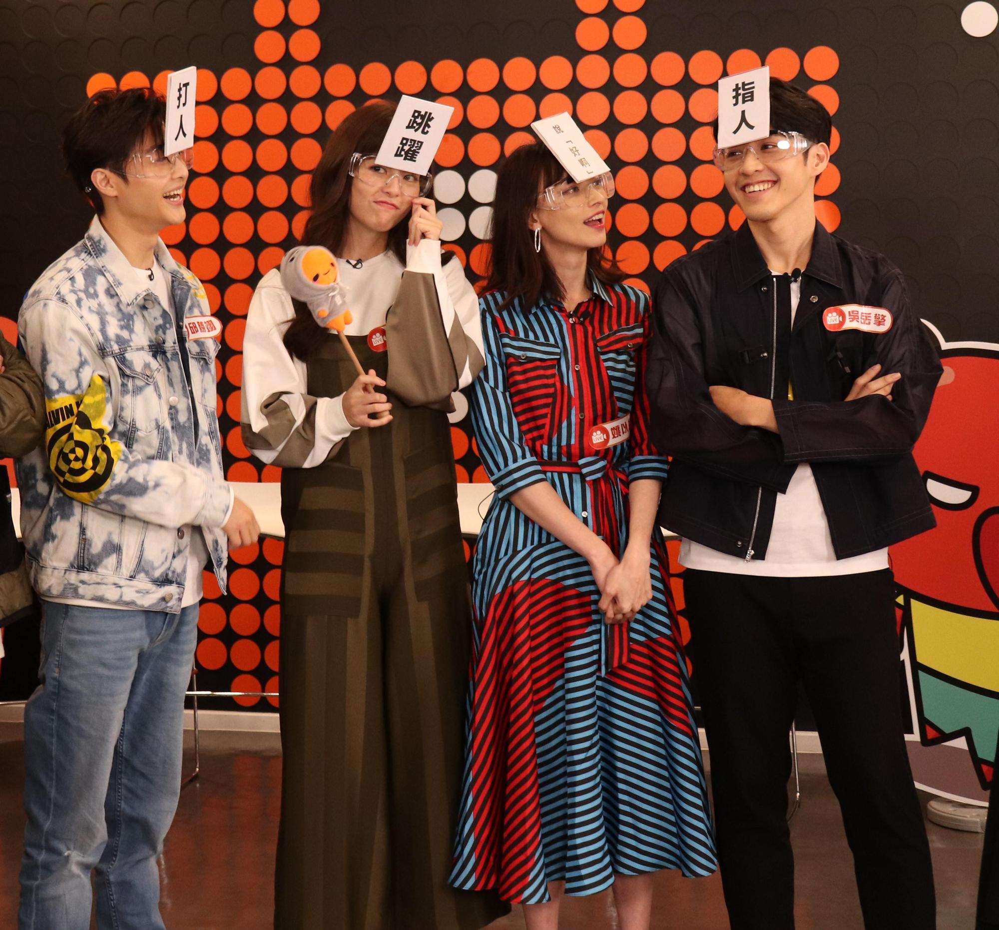 台視、八大原創戲劇《覆活》主演邱勝翊、任容萱、吳岳擎、姚以緹至蝦皮直播宣傳。姚以緹(右二)被爆私底下最「ㄎㄧㄤ」,進入遊戲環節立刻展露本性,為贏不擇手段!(聯太公關提供)