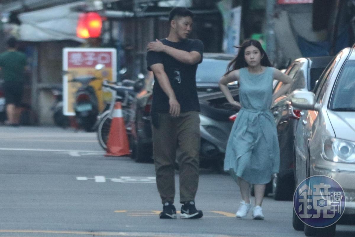 李伯恩情史豐富,曾被本刊直擊與雞排妹深夜搞曖昧。