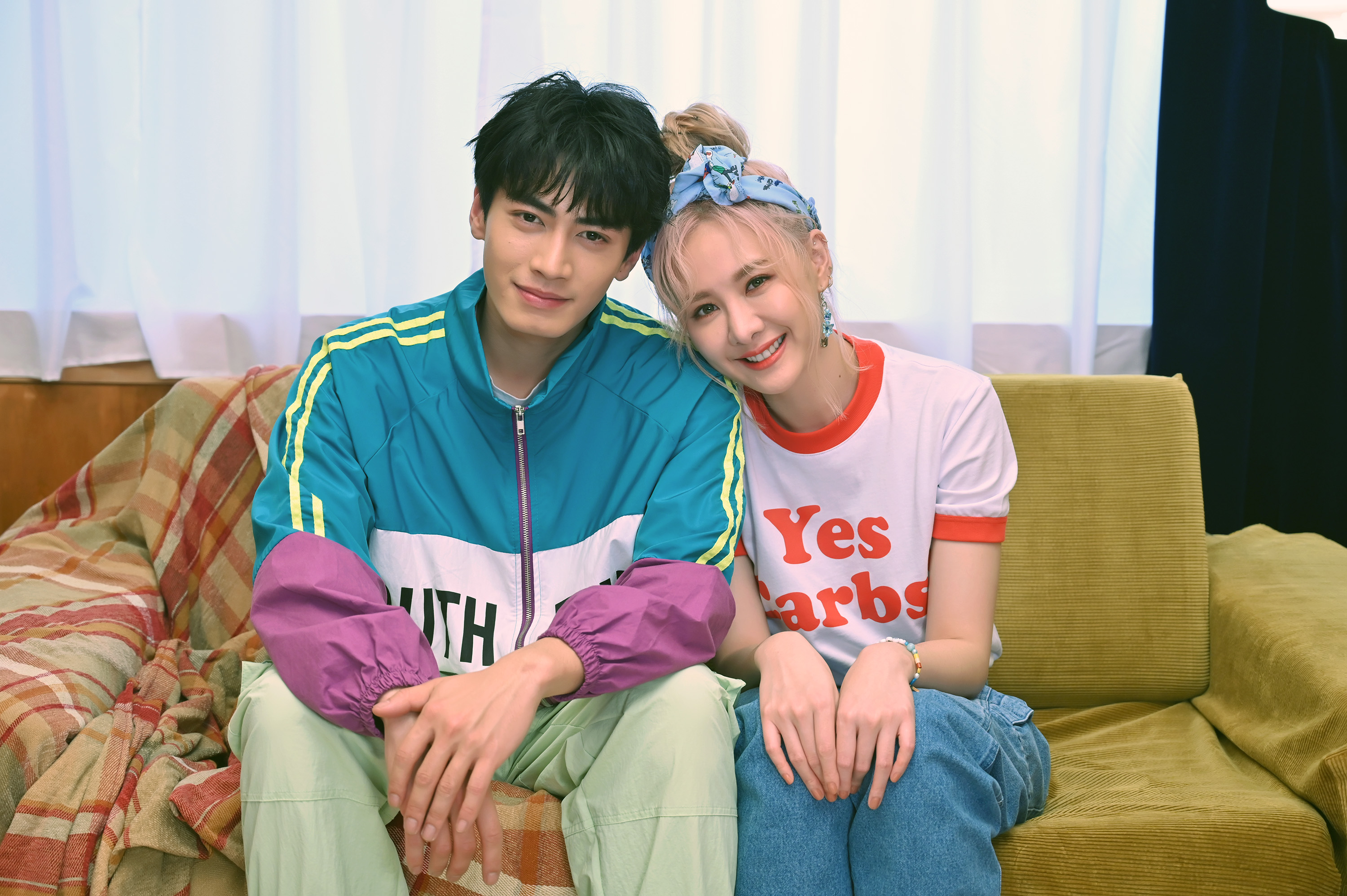 安心亞和宋柏緯不只合作奇幻偶像劇《墜愛》，也合唱插曲〈低頭戰〉。（環球音樂提供）