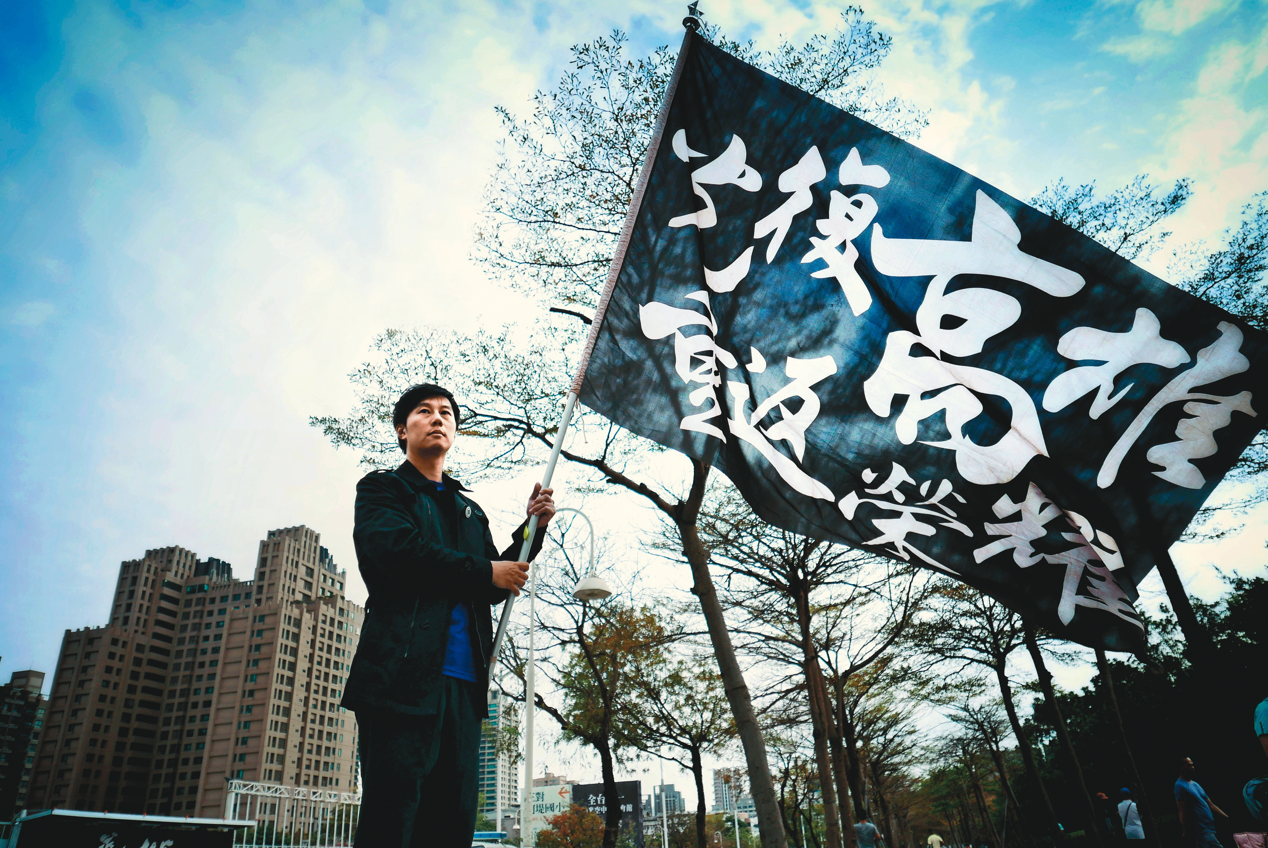 醫師出身的陳冠榮，從小對政治冷感，是爸媽眼中的乖乖牌，直到氣爆事件因喪父而出任自救會長，讓他開始參與政治及公眾事務，如今更帶領3個團體進行台灣史上第一宗直轄市長罷免運動。