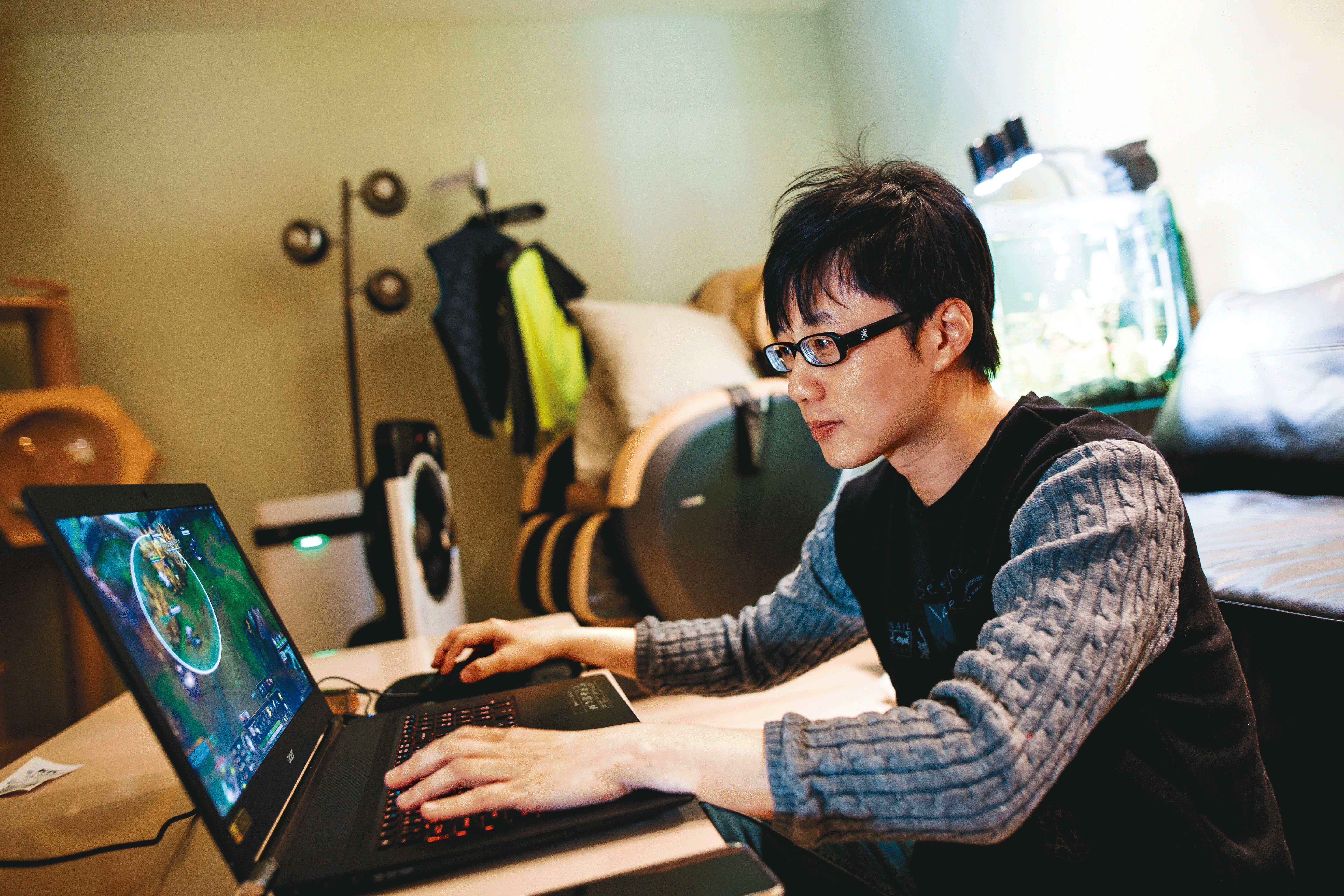 陳冠榮愛打電動，在網路上被韓粉攻擊圍剿，就會到虛擬世界裡戰一場以求轉念。