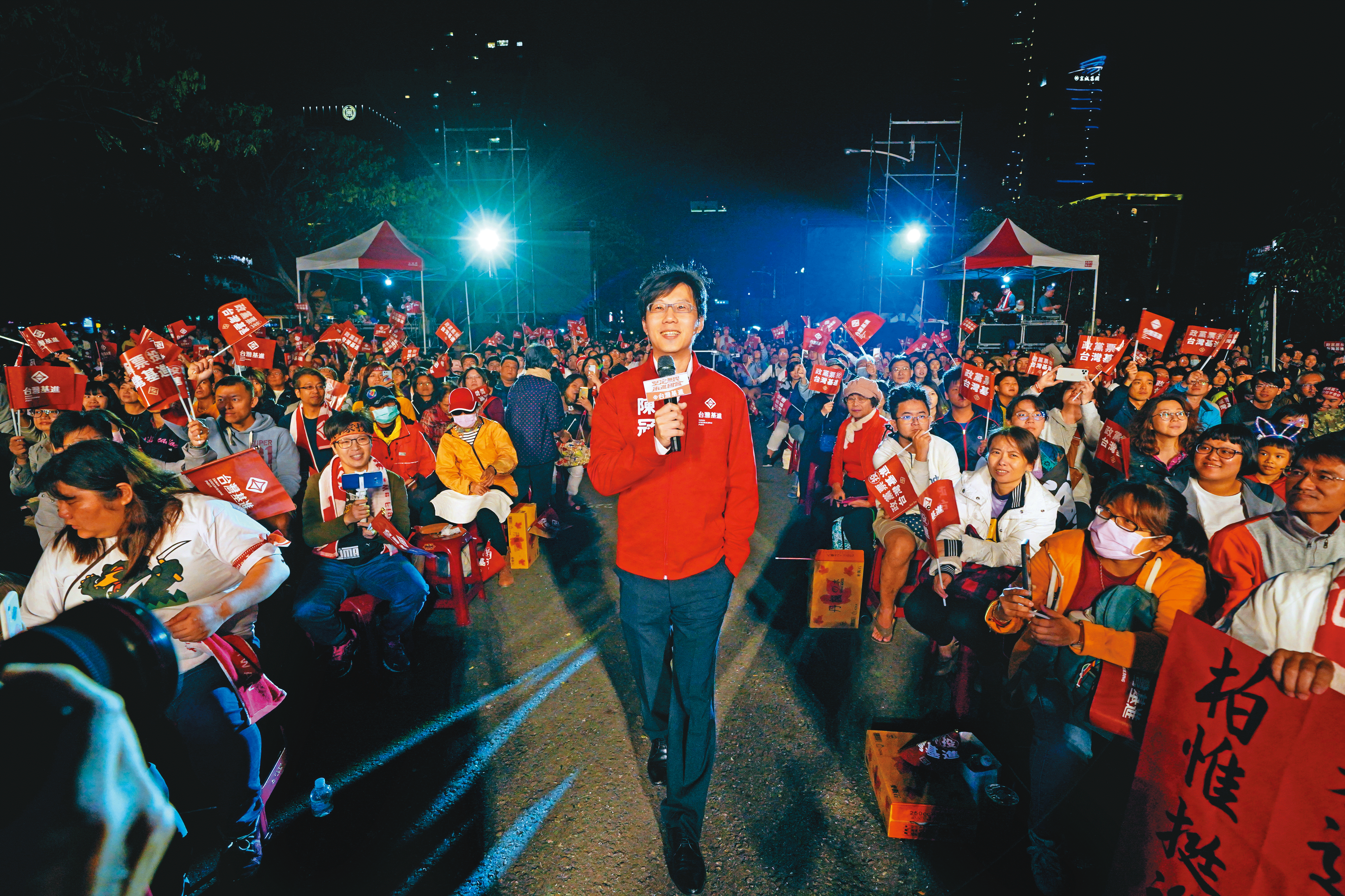 去年陳冠榮（中）接受台灣基進邀請，出任不分區立委候選人。他說自己之所以答應，是以為不分區不用參與選戰。